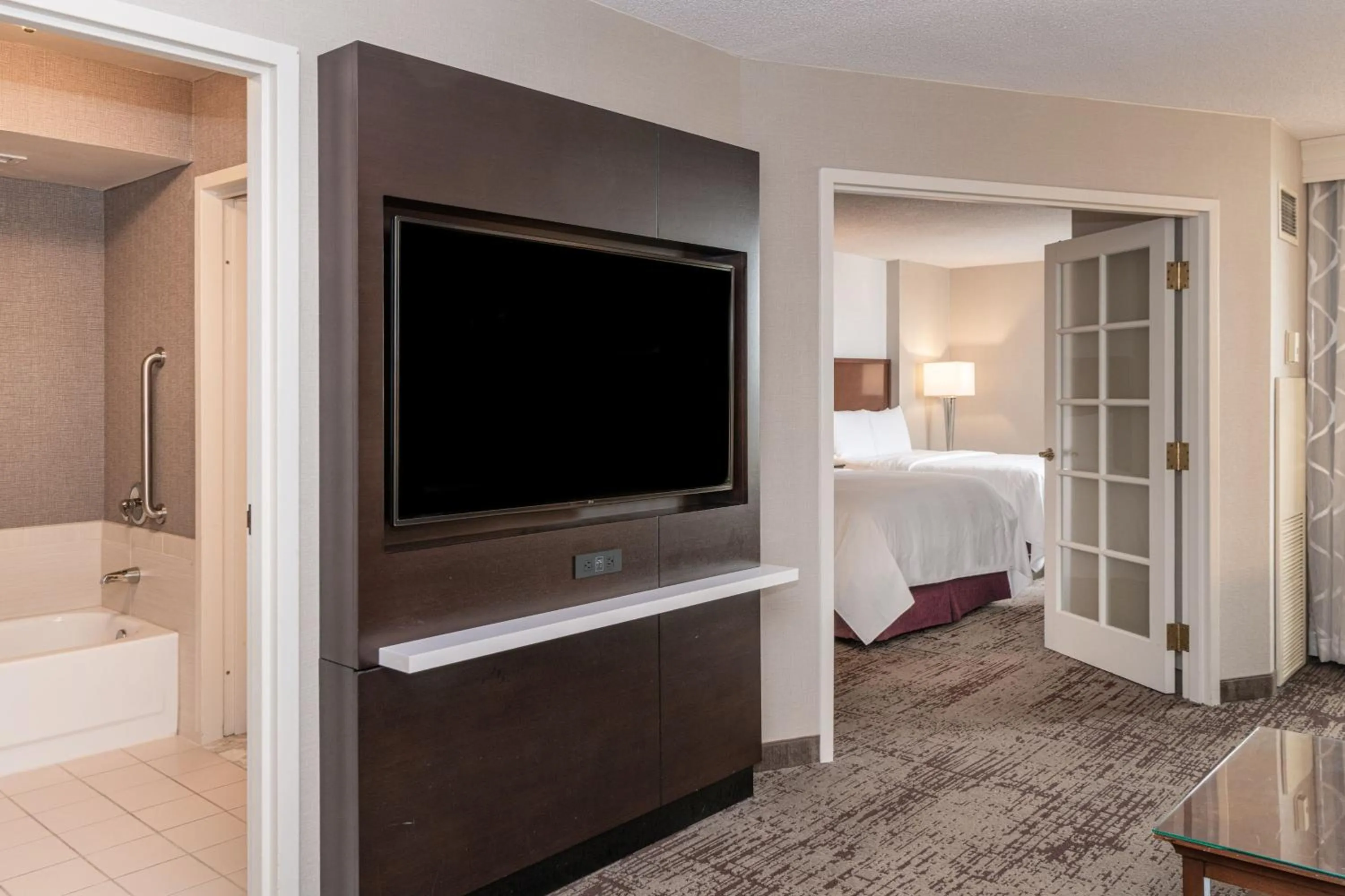 Photo of the whole room, Bed in Chicago Marriott Suites Deerfield