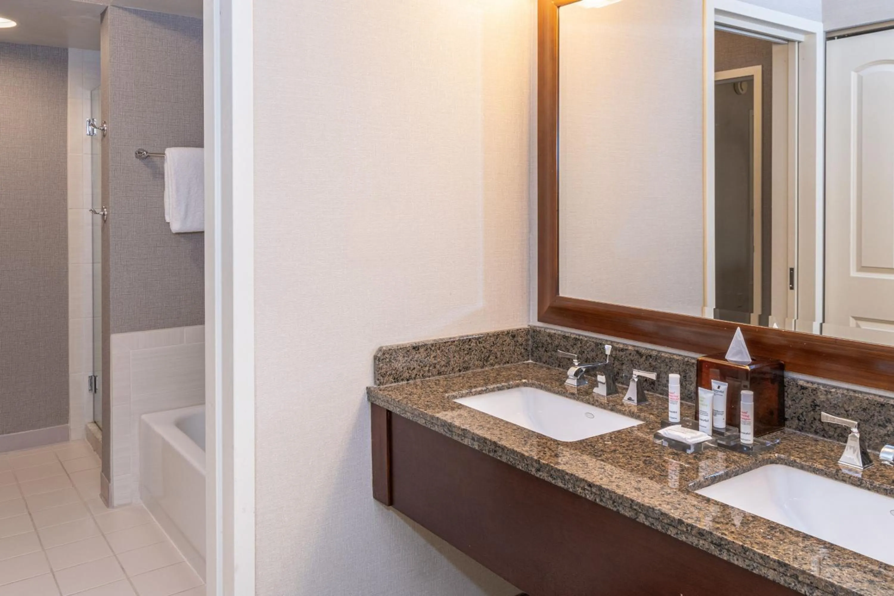 Photo of the whole room in Chicago Marriott Suites Deerfield