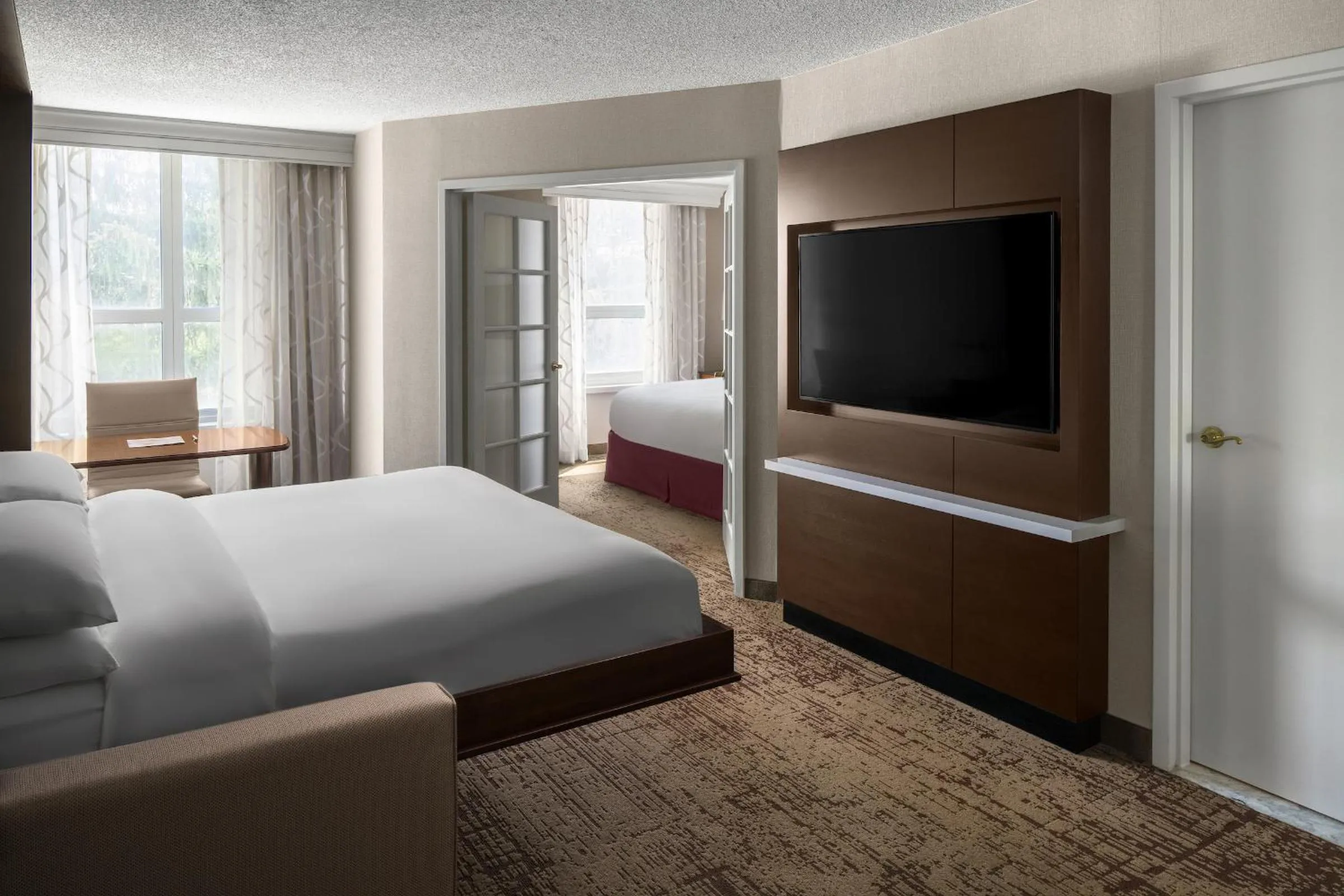 Living room, Bed in Chicago Marriott Suites Deerfield