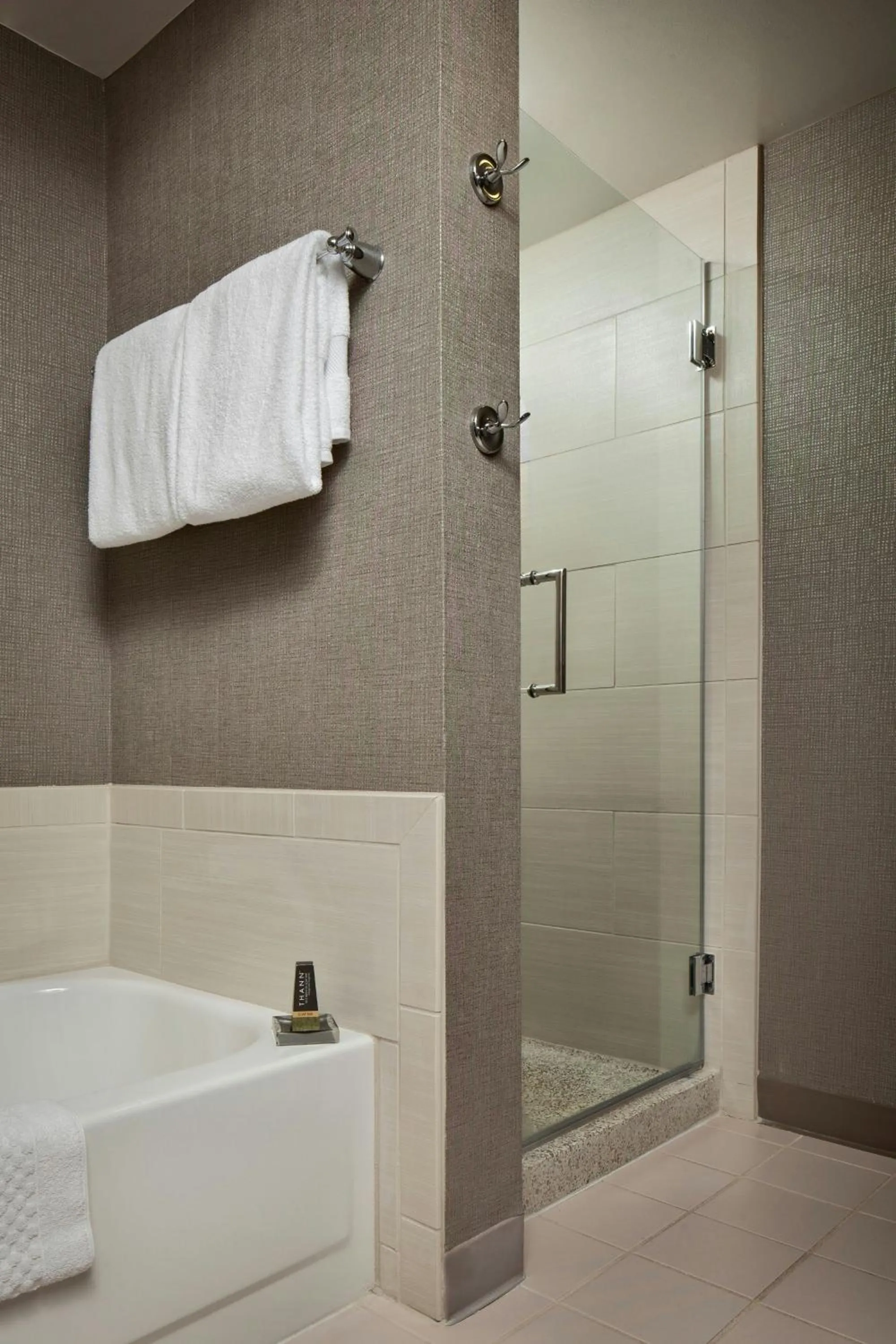 Bathroom in Chicago Marriott Suites Deerfield