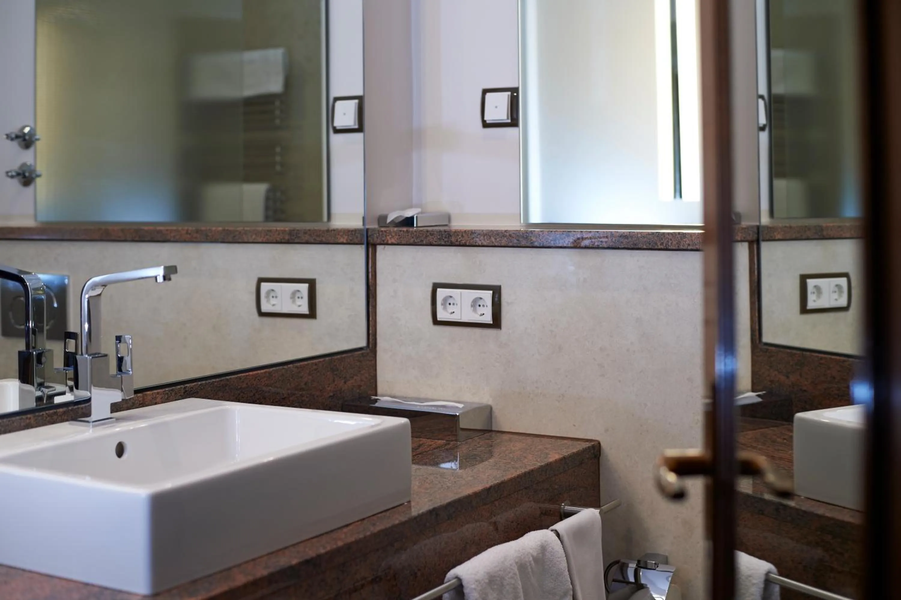 Bathroom in RomanticHOTEL Goldener Karpfen