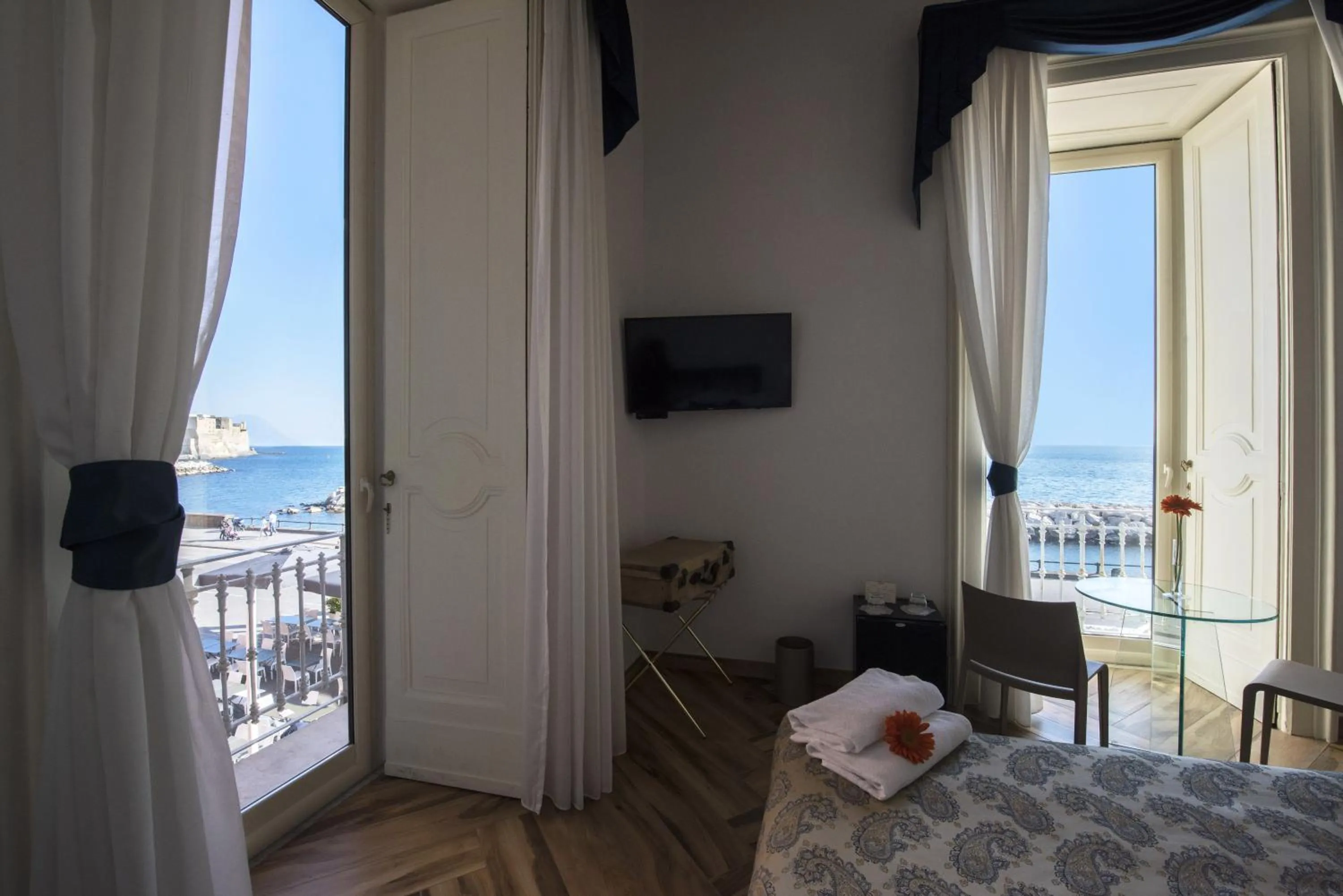 Sea view, Bed in Mareluna Suite de Charme
