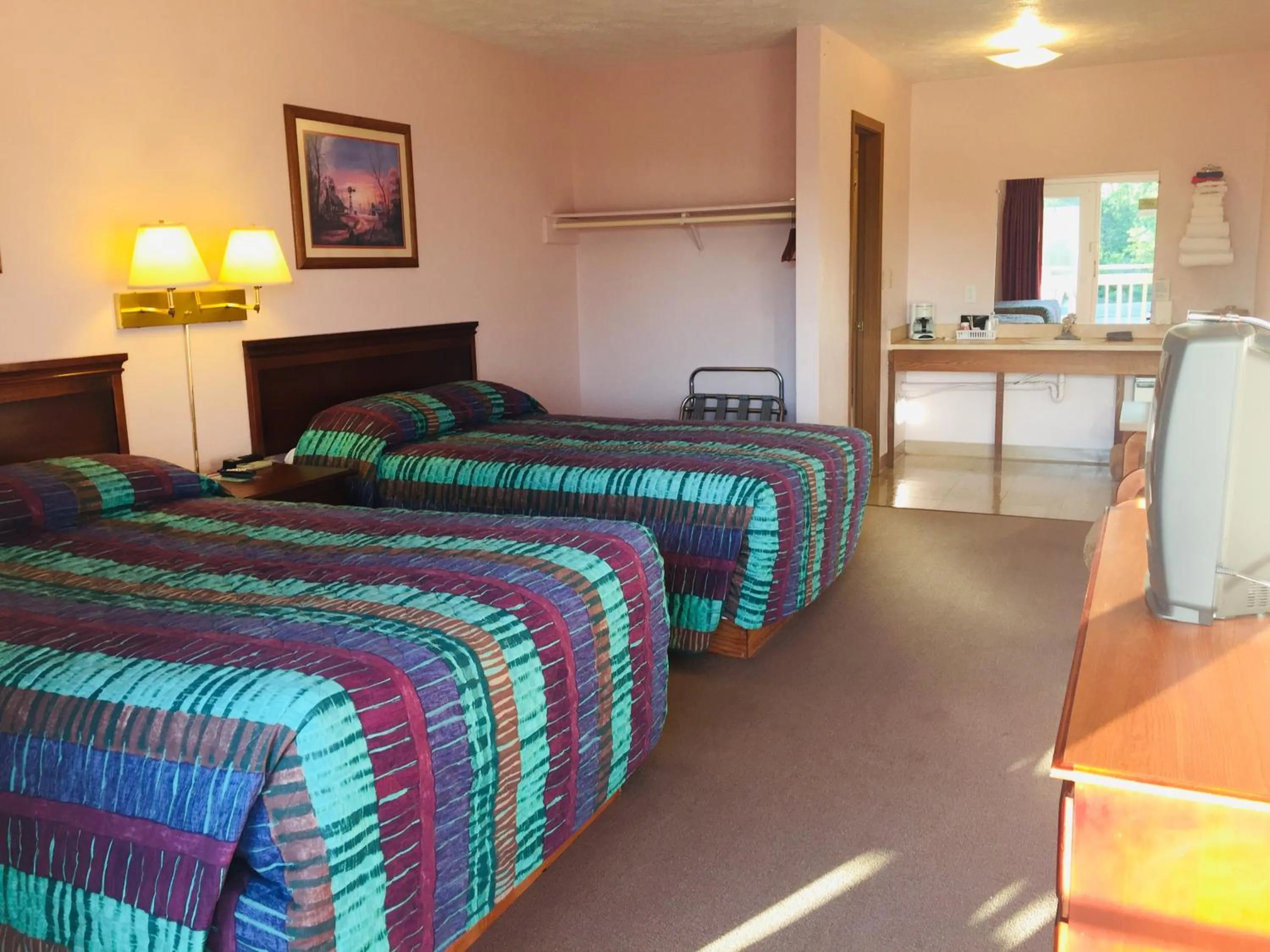 Photo of the whole room, Bed in Mountain Country Motor Inn