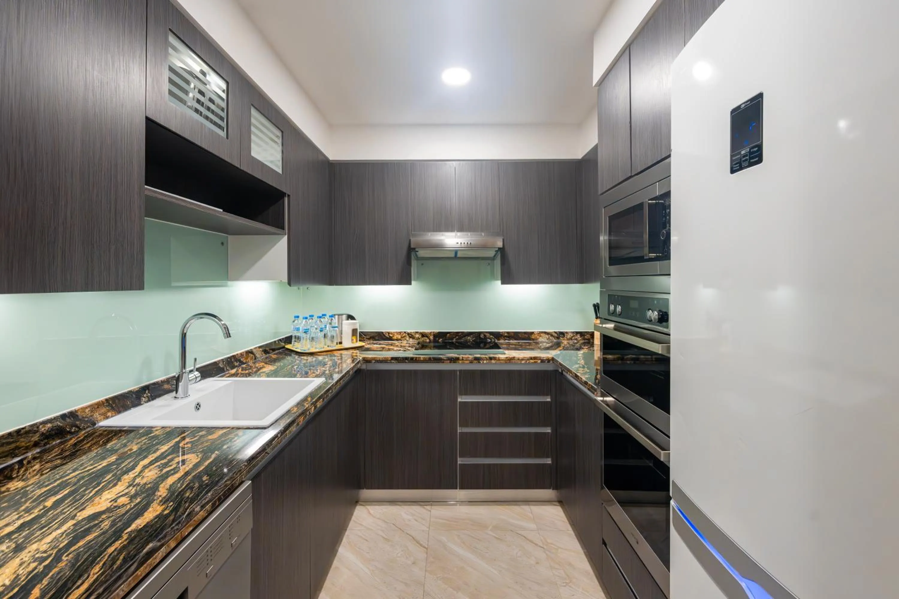 Kitchen or kitchenette in Hyatt Regency Galleria Residence Dubai