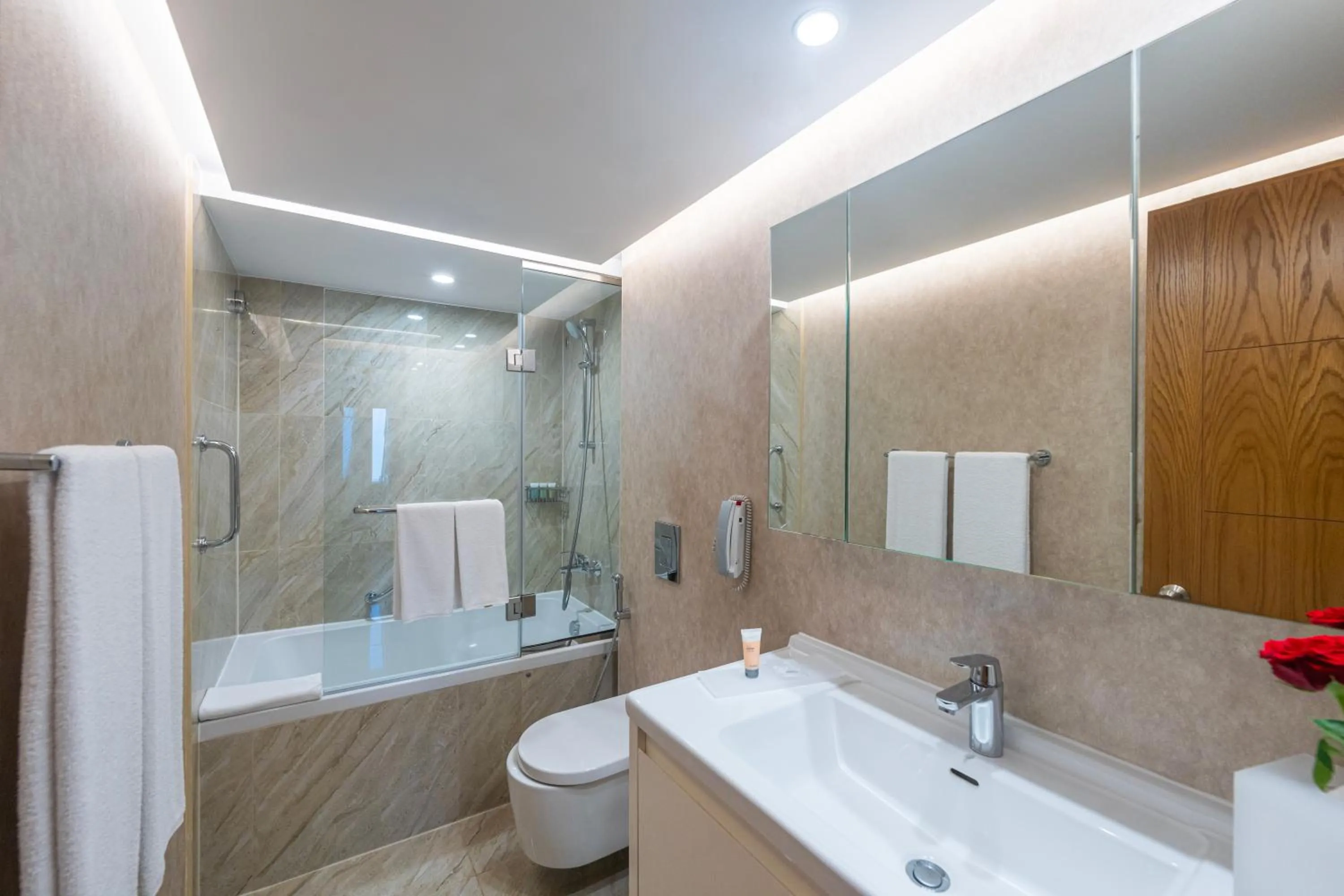 Shower in Hyatt Regency Galleria Residence Dubai