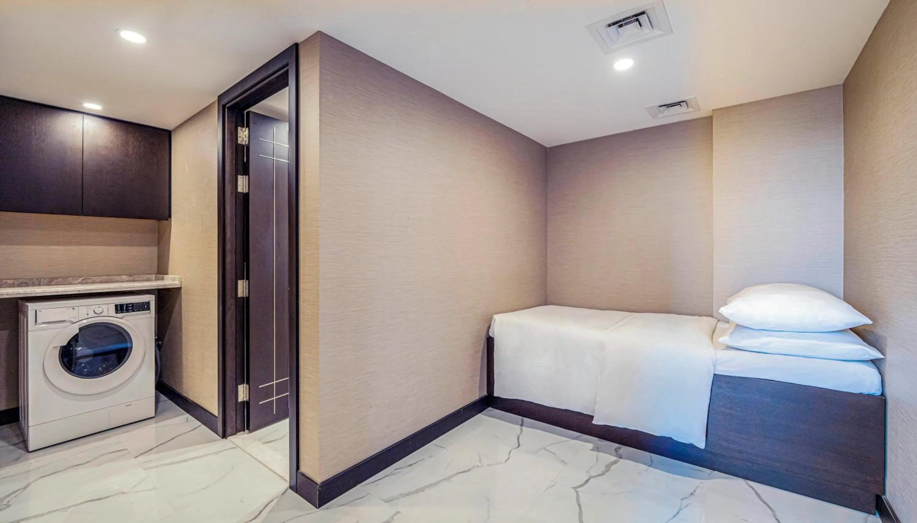 Bed in Hyatt Regency Galleria Residence Dubai