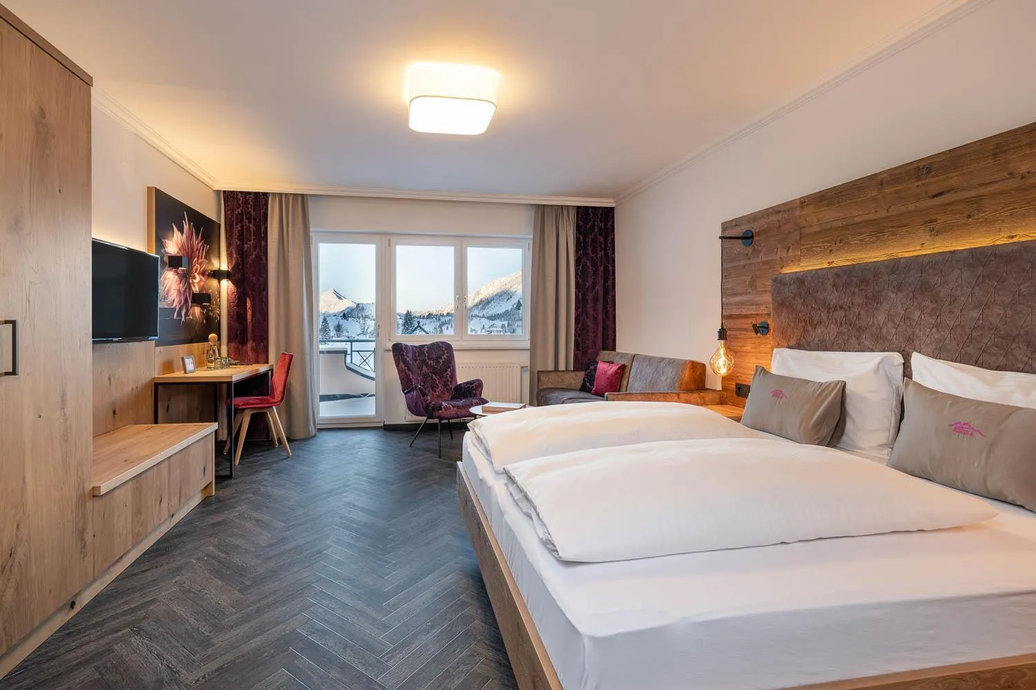 View (from property/room), Bed in Hotel Zehnerkar & Hotel Obertauern