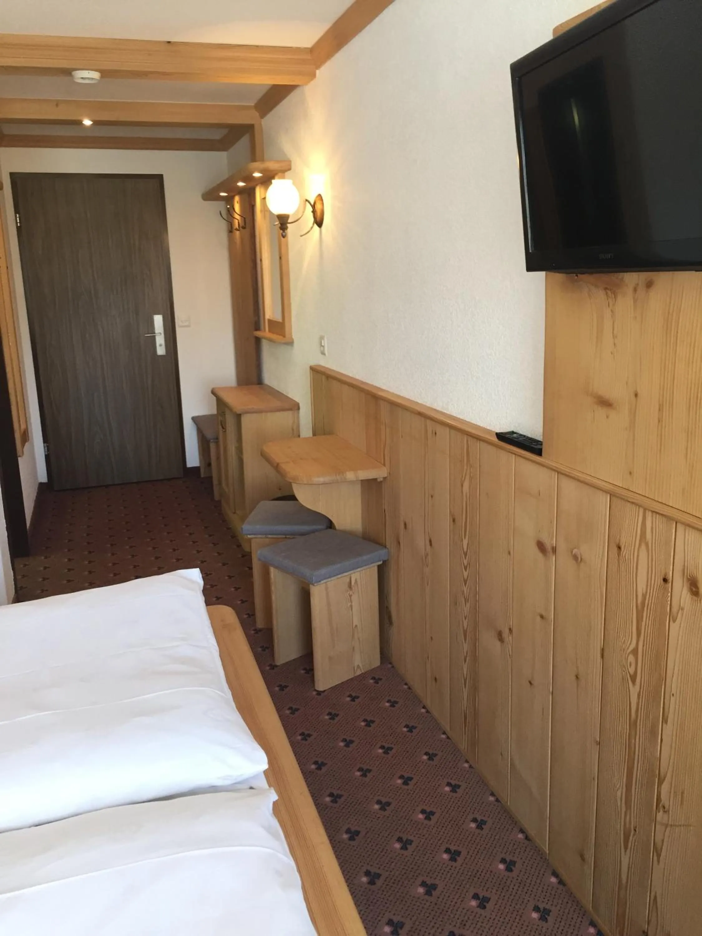 Photo of the whole room, Bed in Hotel City