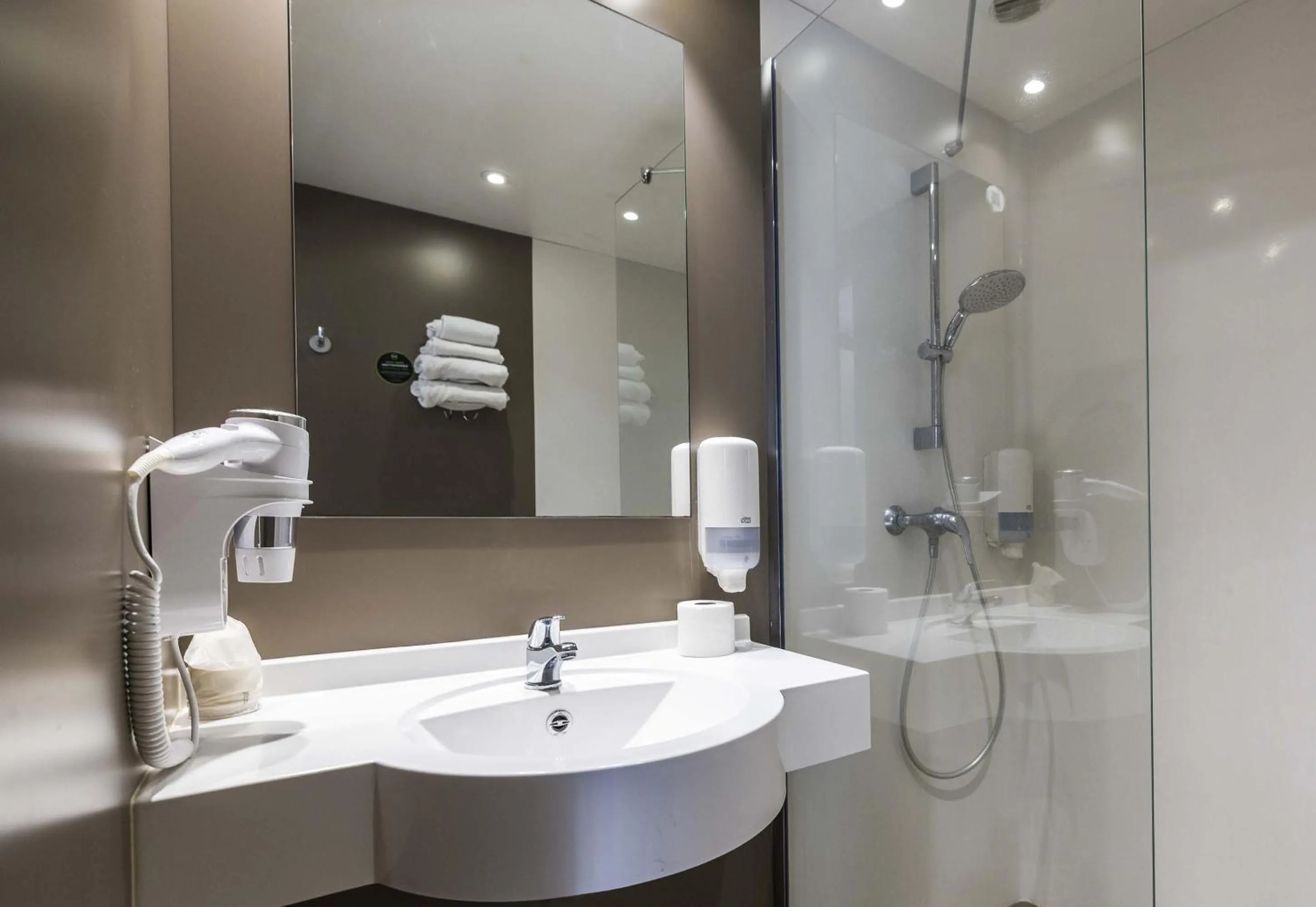 Bathroom in B&B HOTEL Perpignan Saleilles