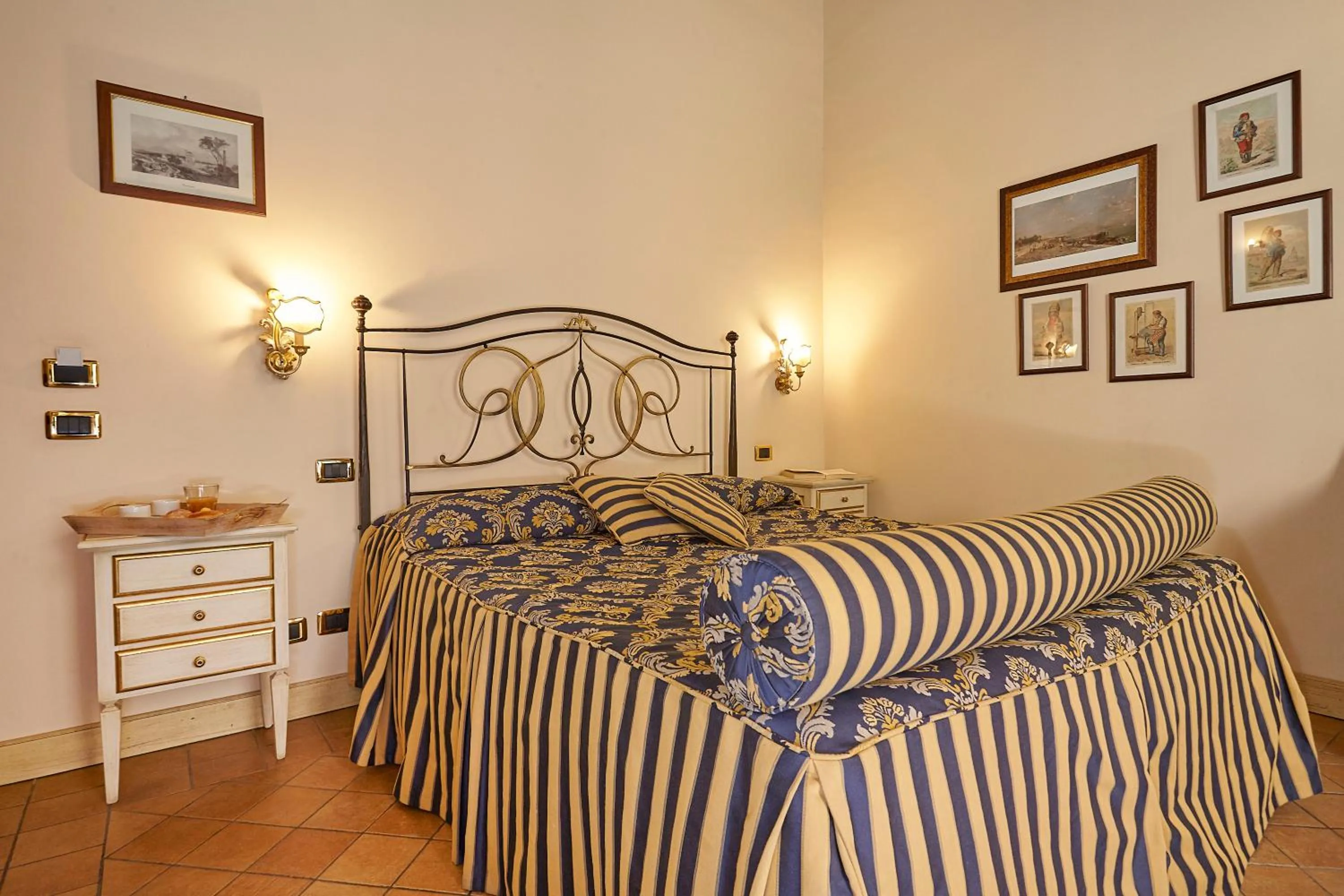 Summer, Bed in Locanda del Gagini