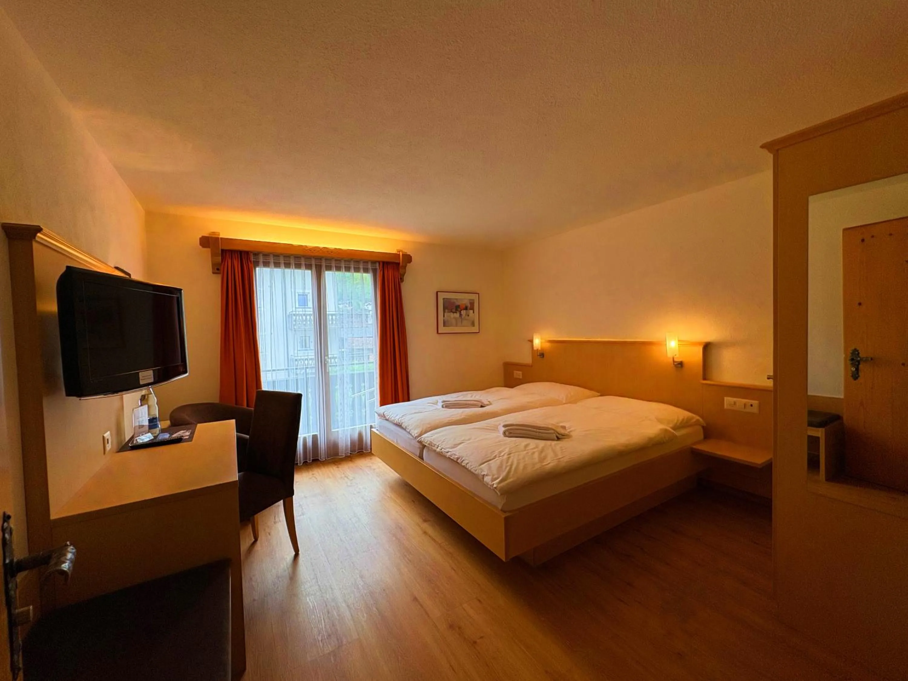 Photo of the whole room, Bed in Madrisa Lodge