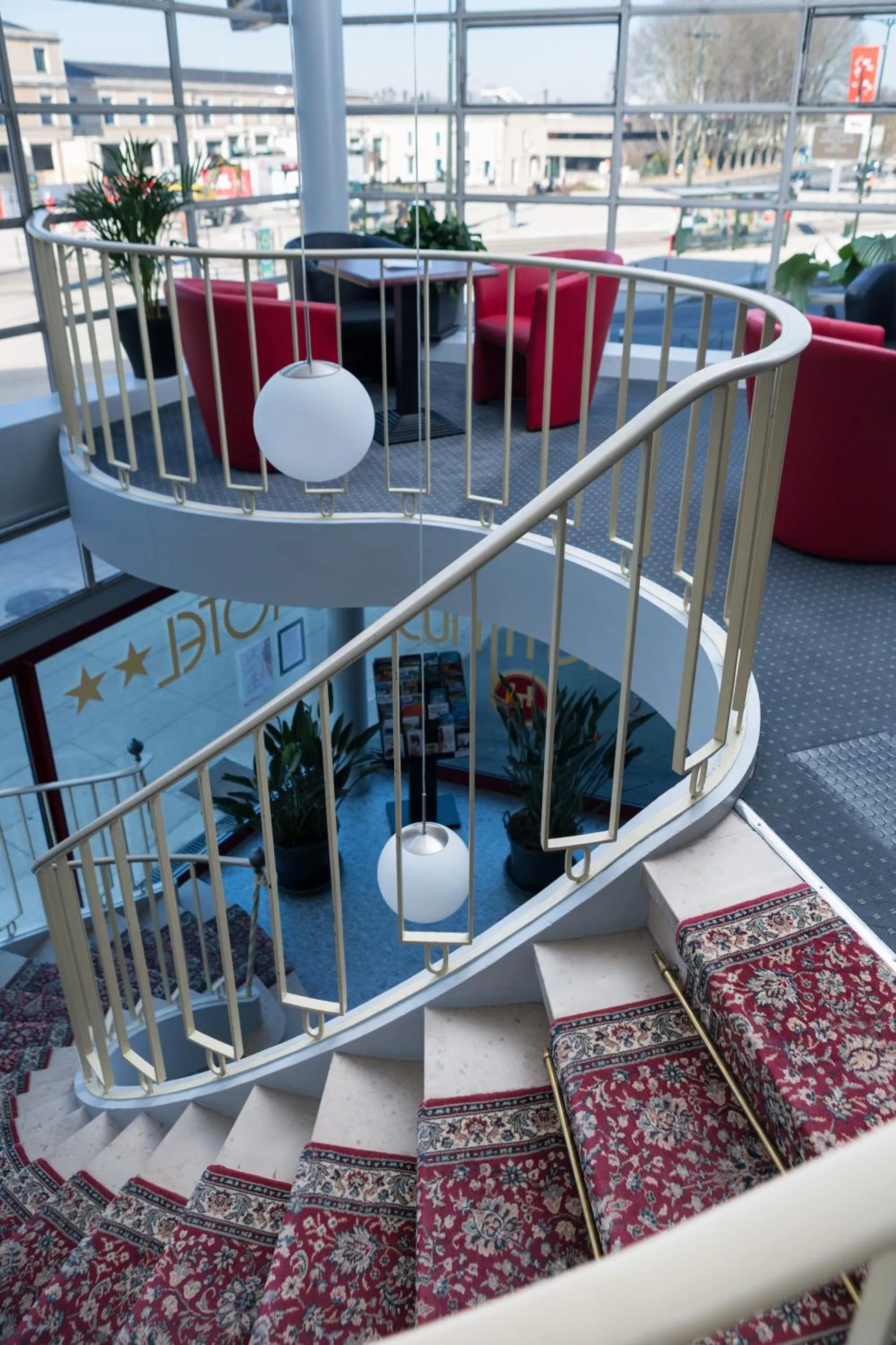 Communal lounge/ TV room in Brit Hotel Terminus