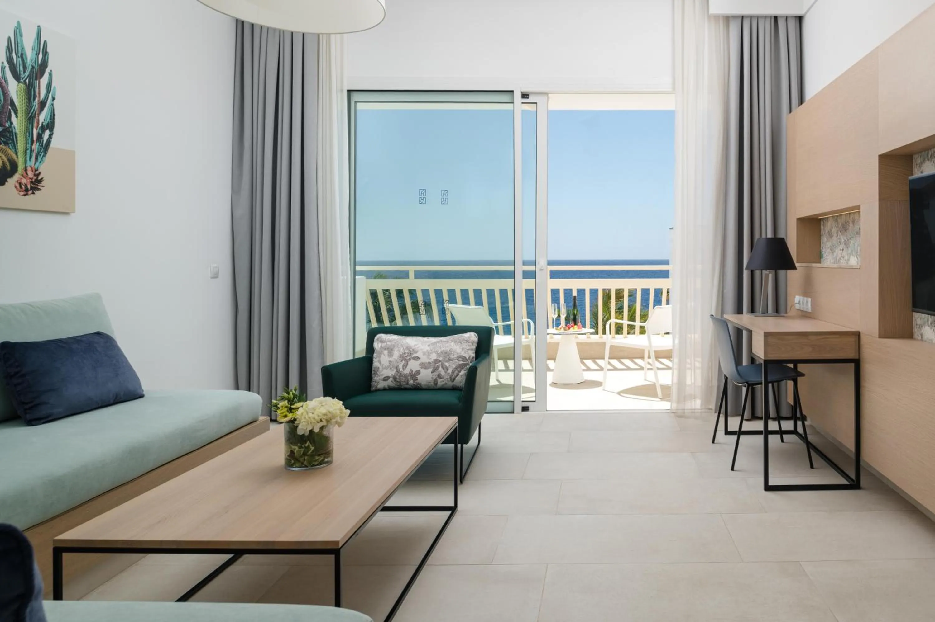 Photo of the whole room in Plus Fariones Suite Hotel