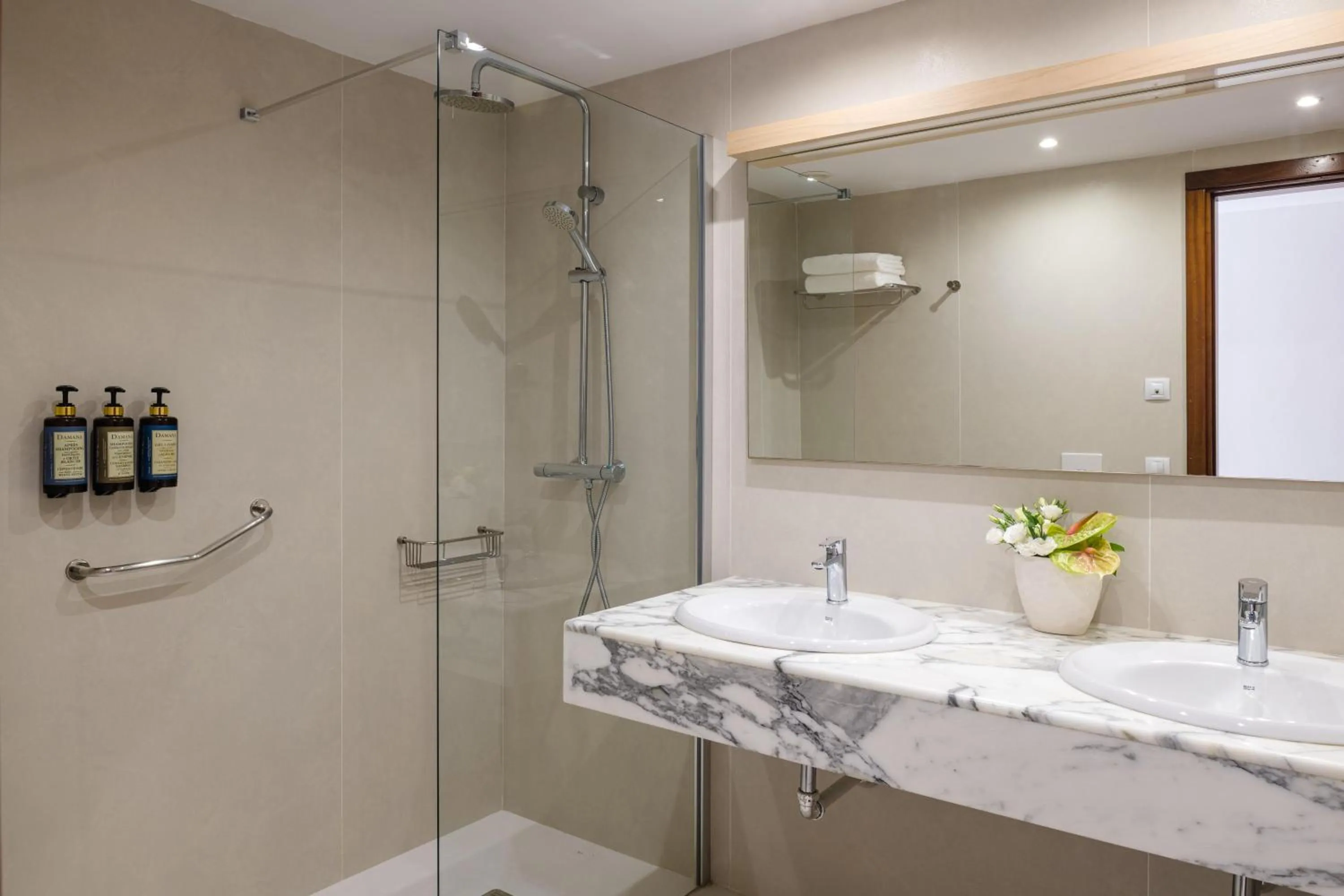 Photo of the whole room in Plus Fariones Suite Hotel