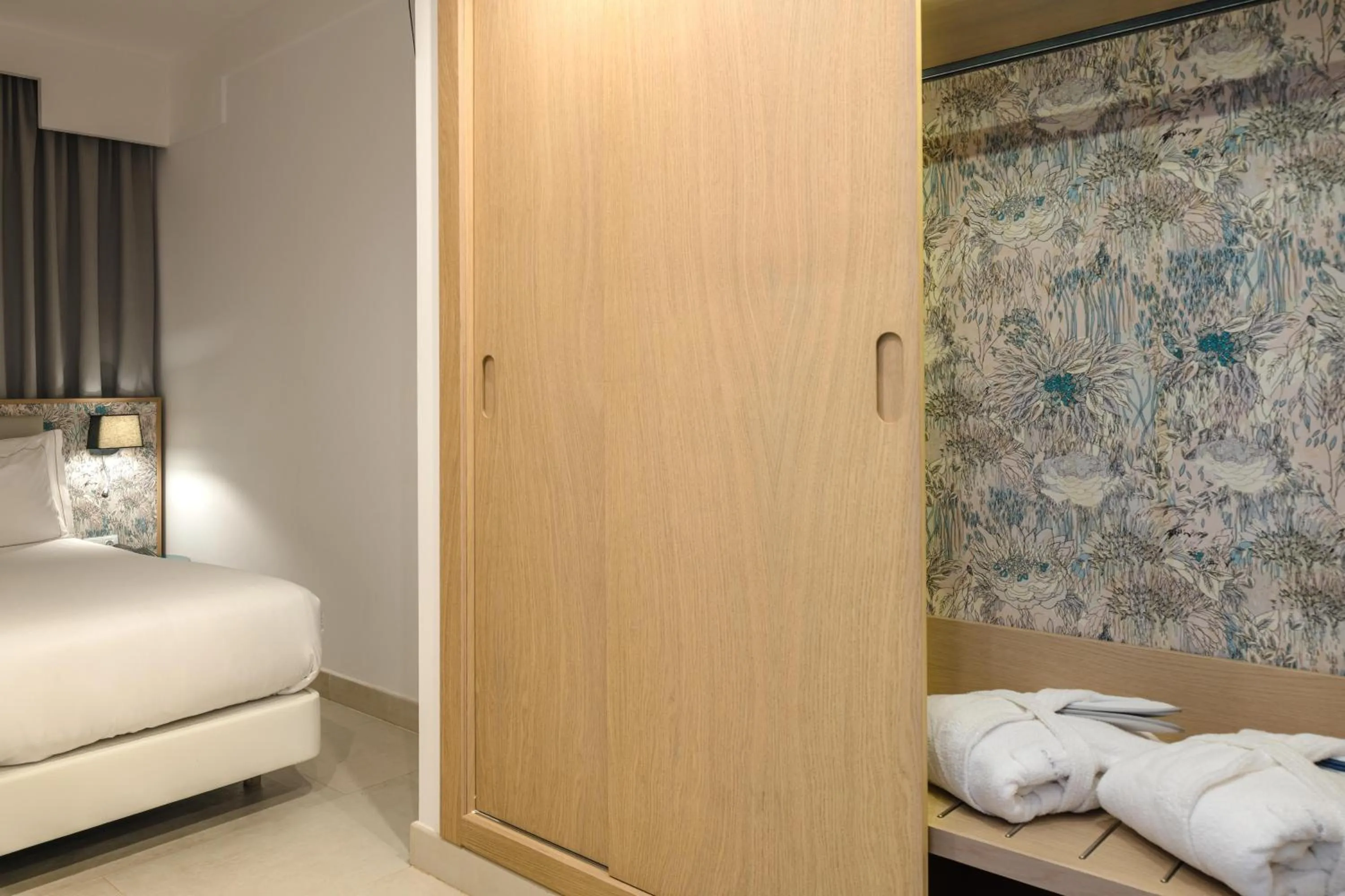 Photo of the whole room, Bed in Plus Fariones Suite Hotel