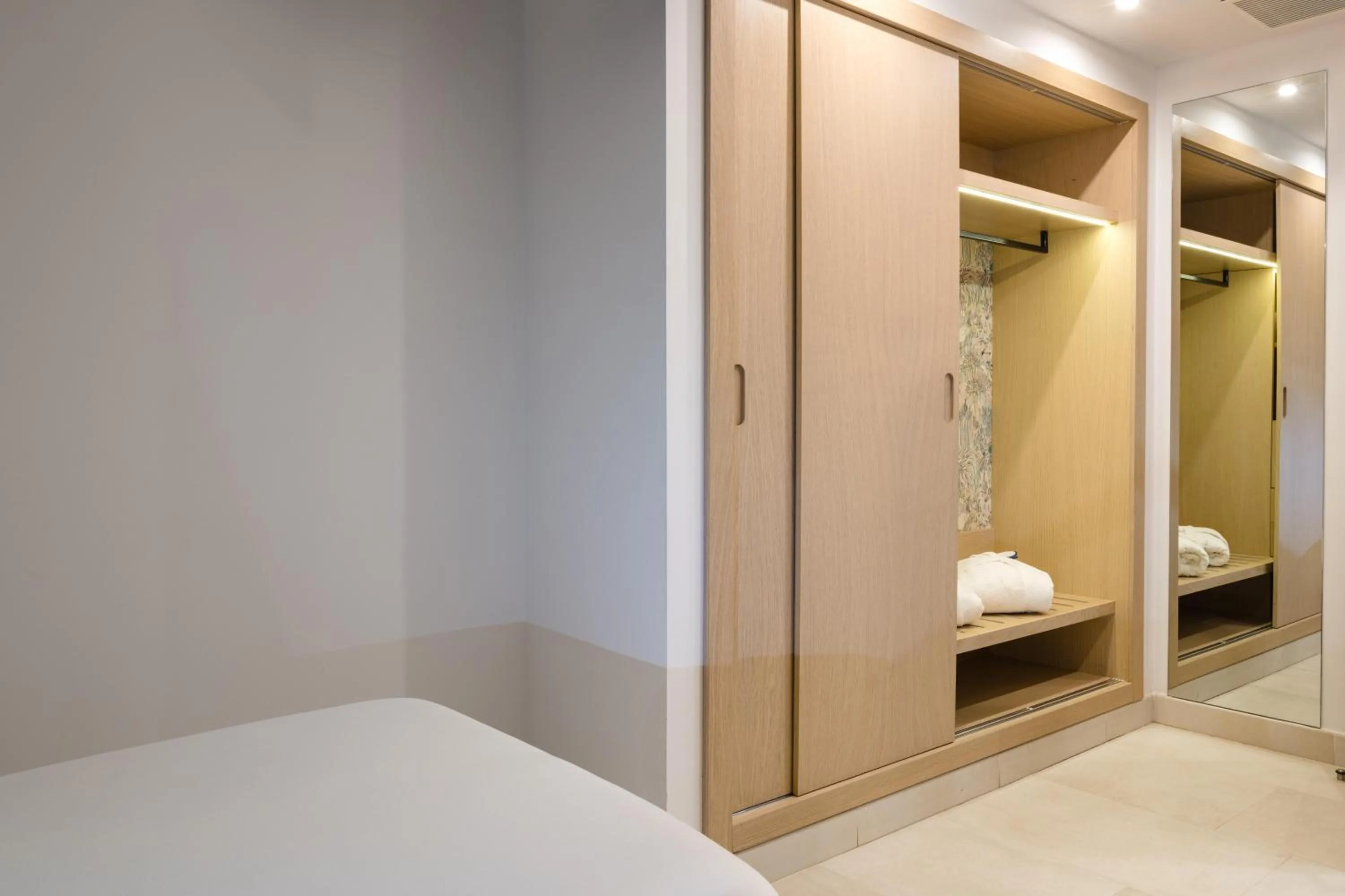 Photo of the whole room, Bed in Plus Fariones Suite Hotel