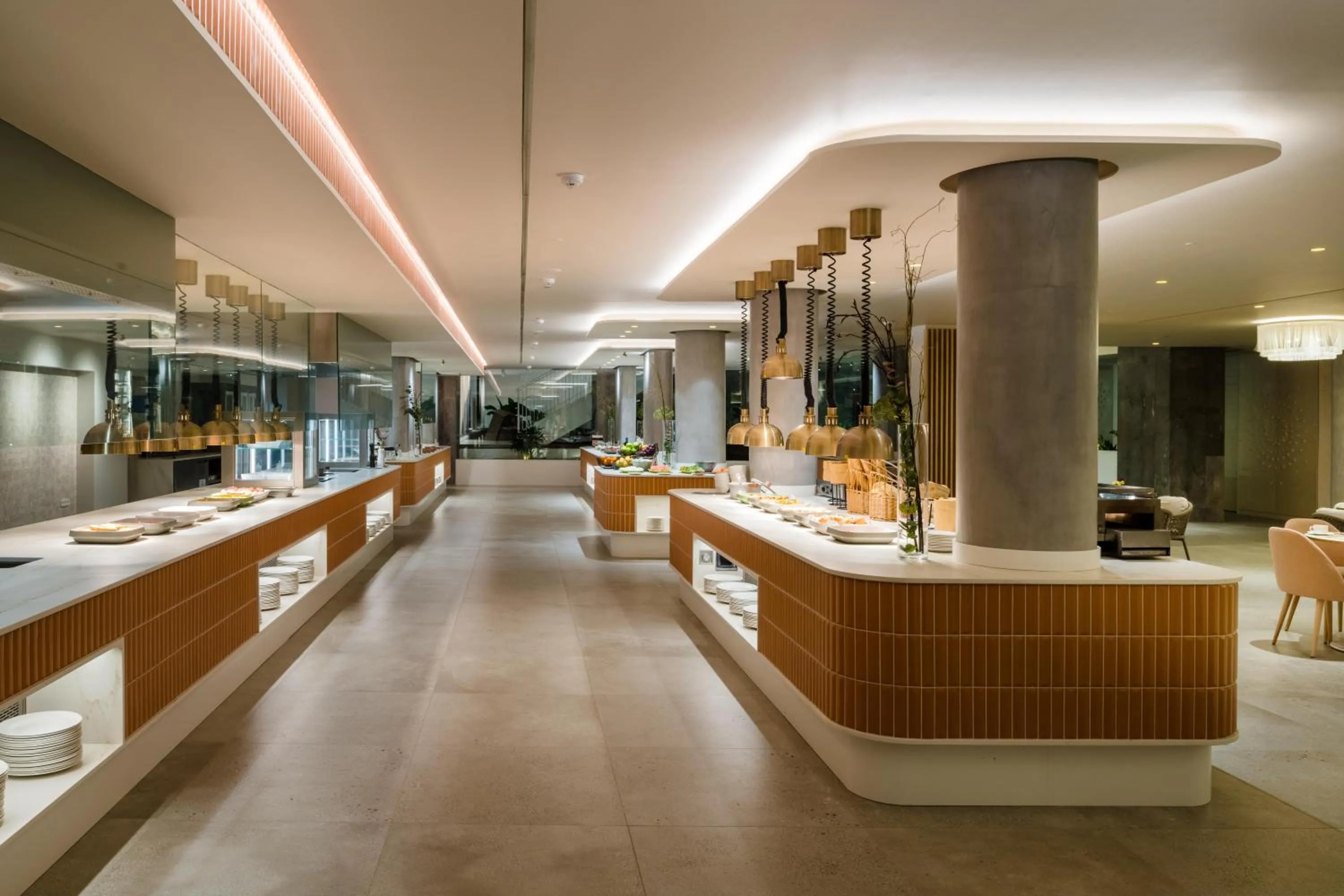 Restaurant/places to eat in Plus Fariones Suite Hotel