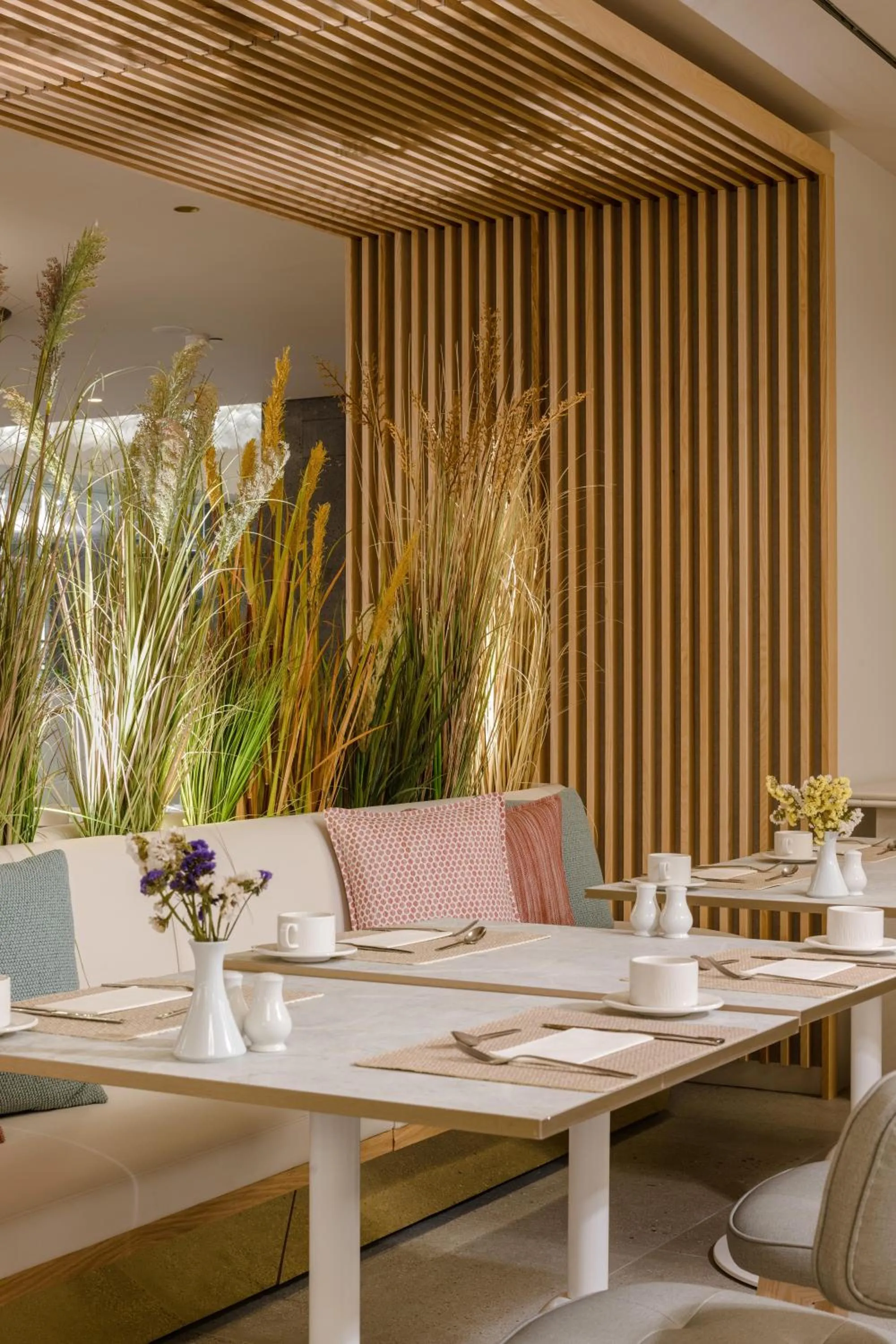 Restaurant/places to eat in Plus Fariones Suite Hotel