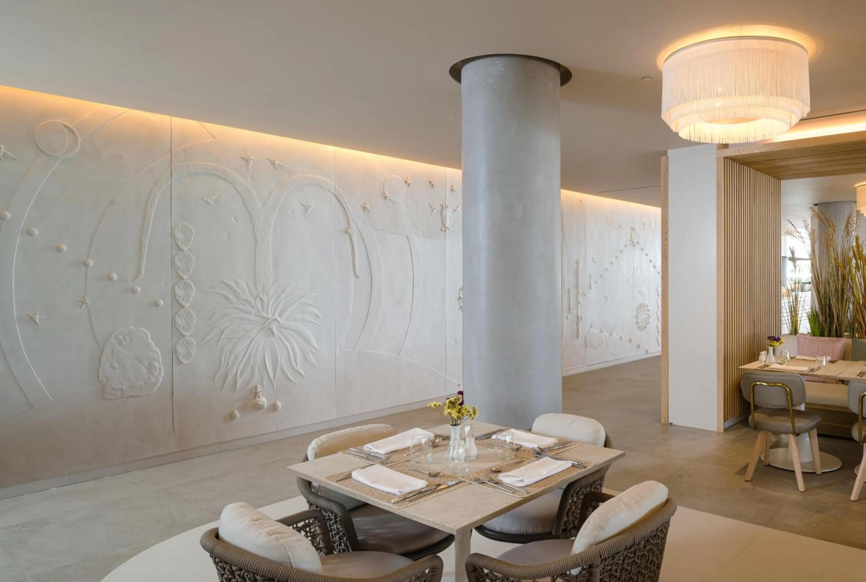 Restaurant/places to eat in Plus Fariones Suite Hotel