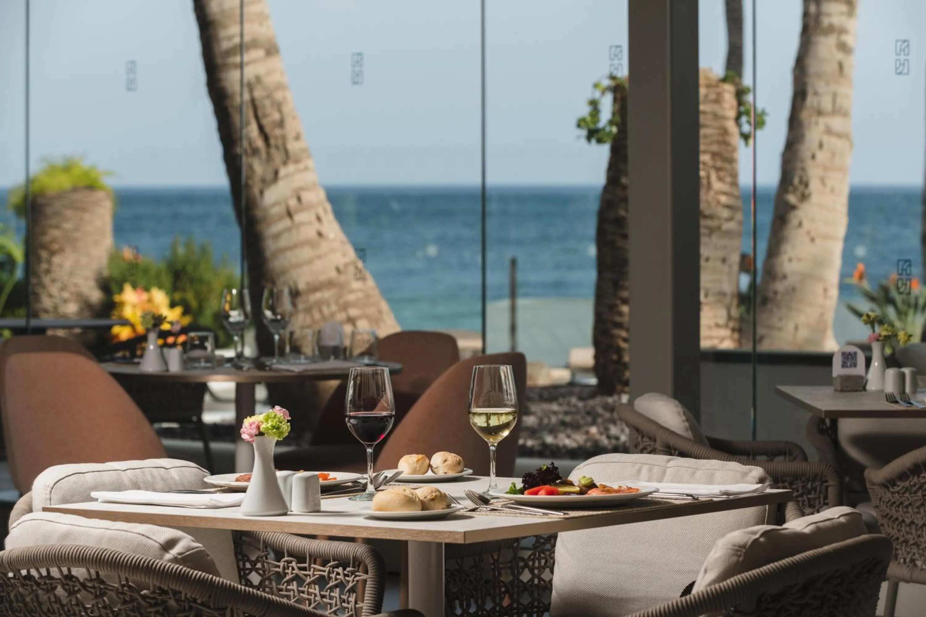 Restaurant/places to eat in Plus Fariones Suite Hotel