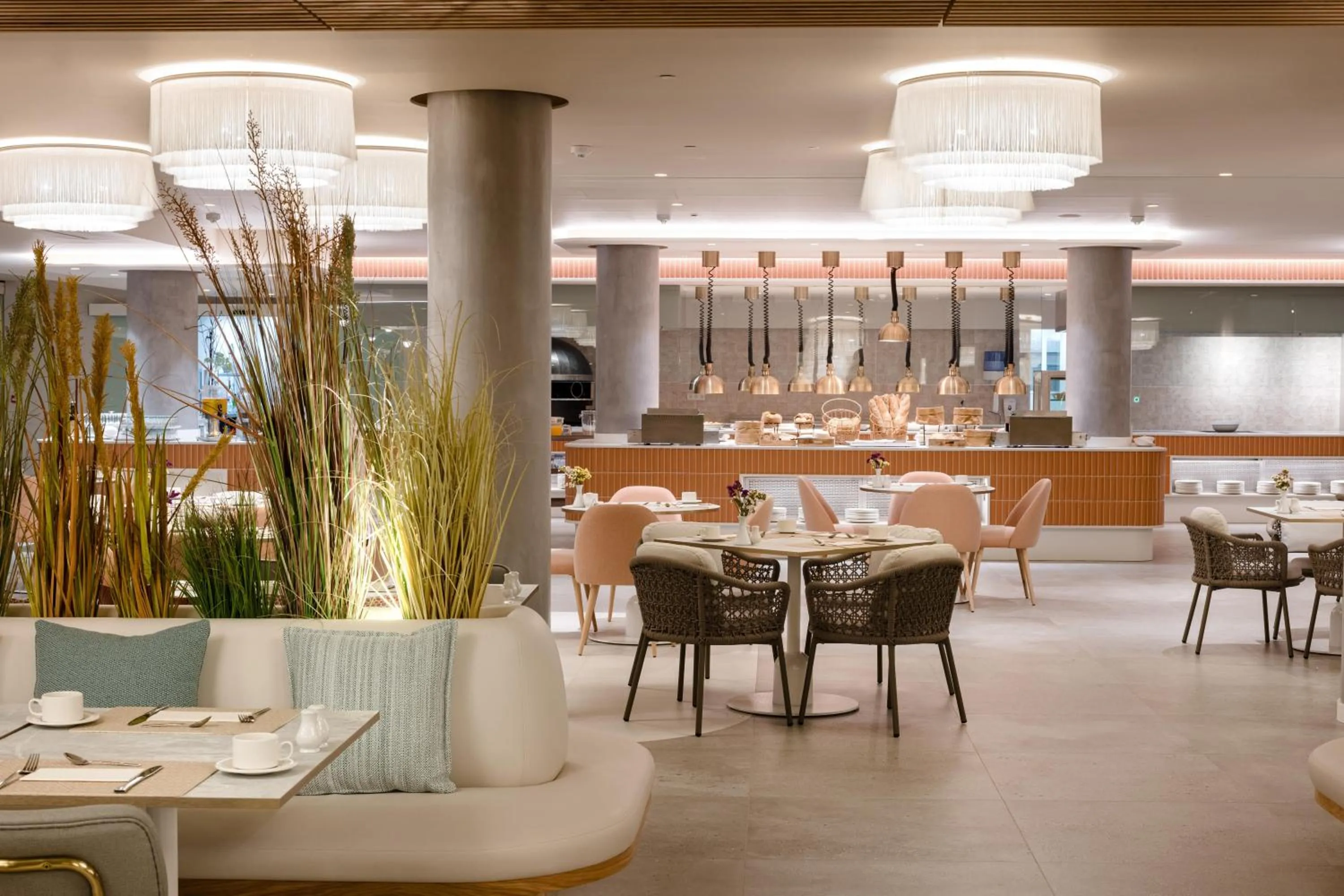 Restaurant/places to eat in Plus Fariones Suite Hotel