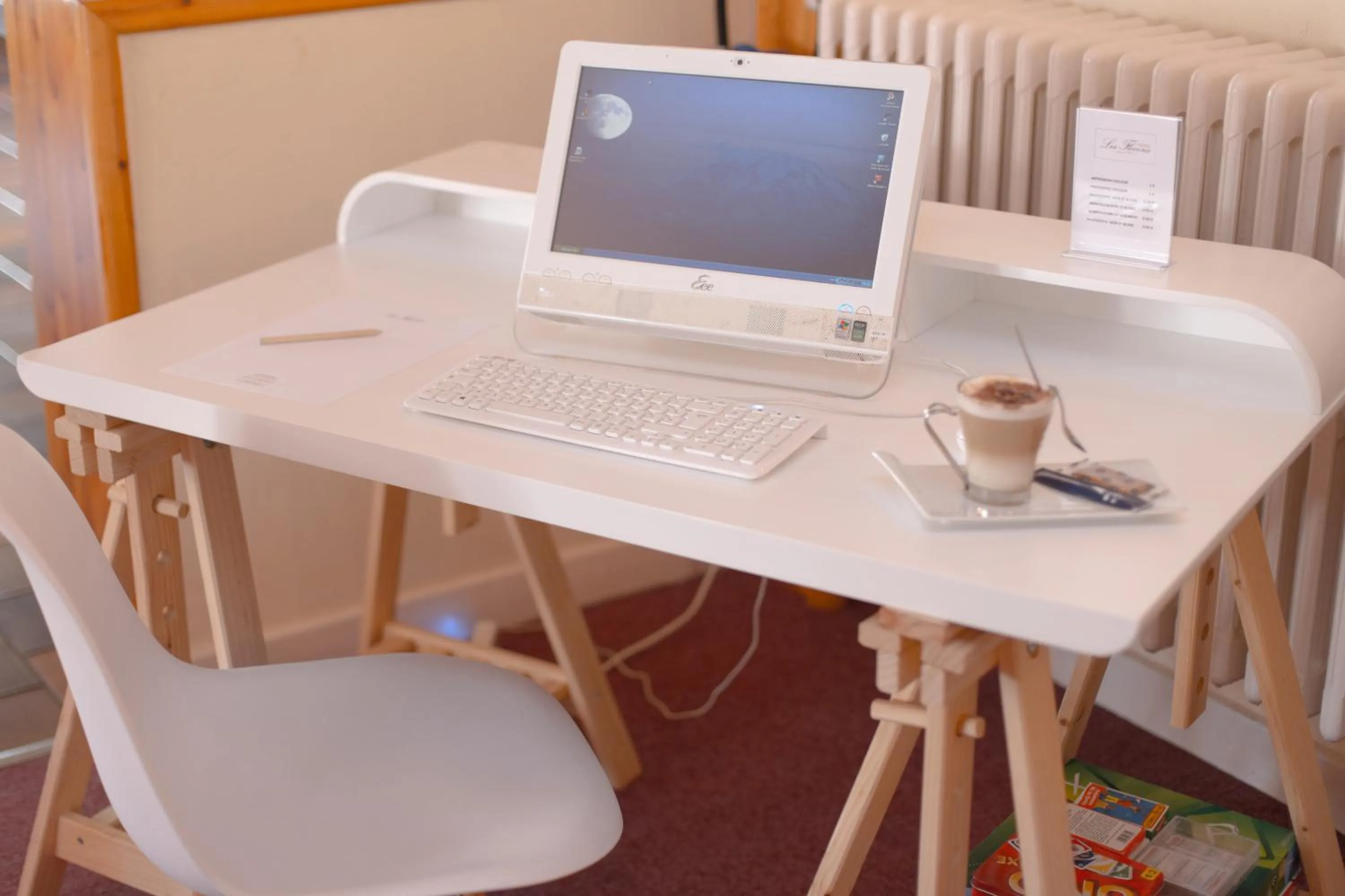 Communal lounge/ TV room in Hotel Les Flocons