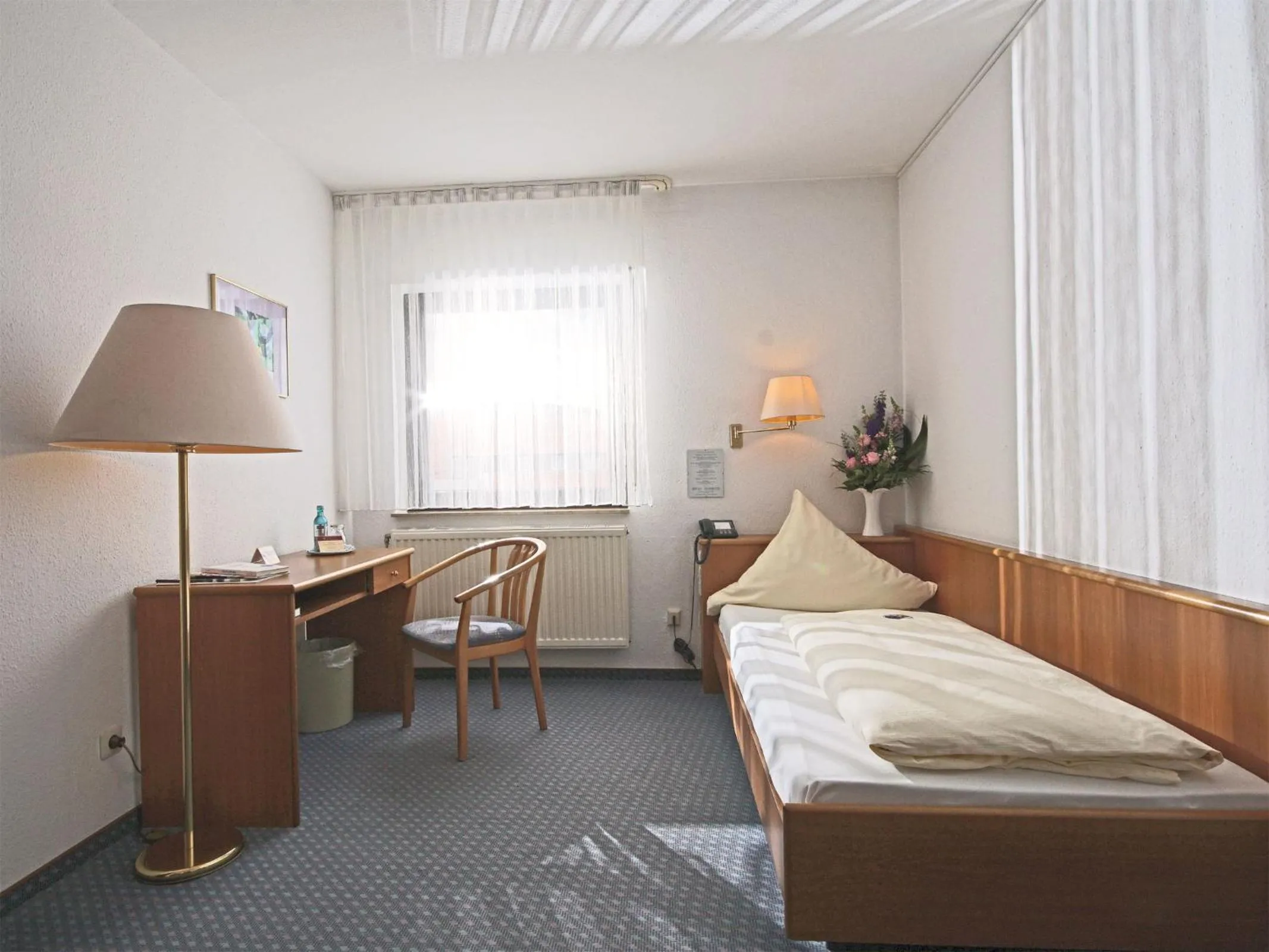 Photo of the whole room, Bed in City Hotel Mark Michelstadt