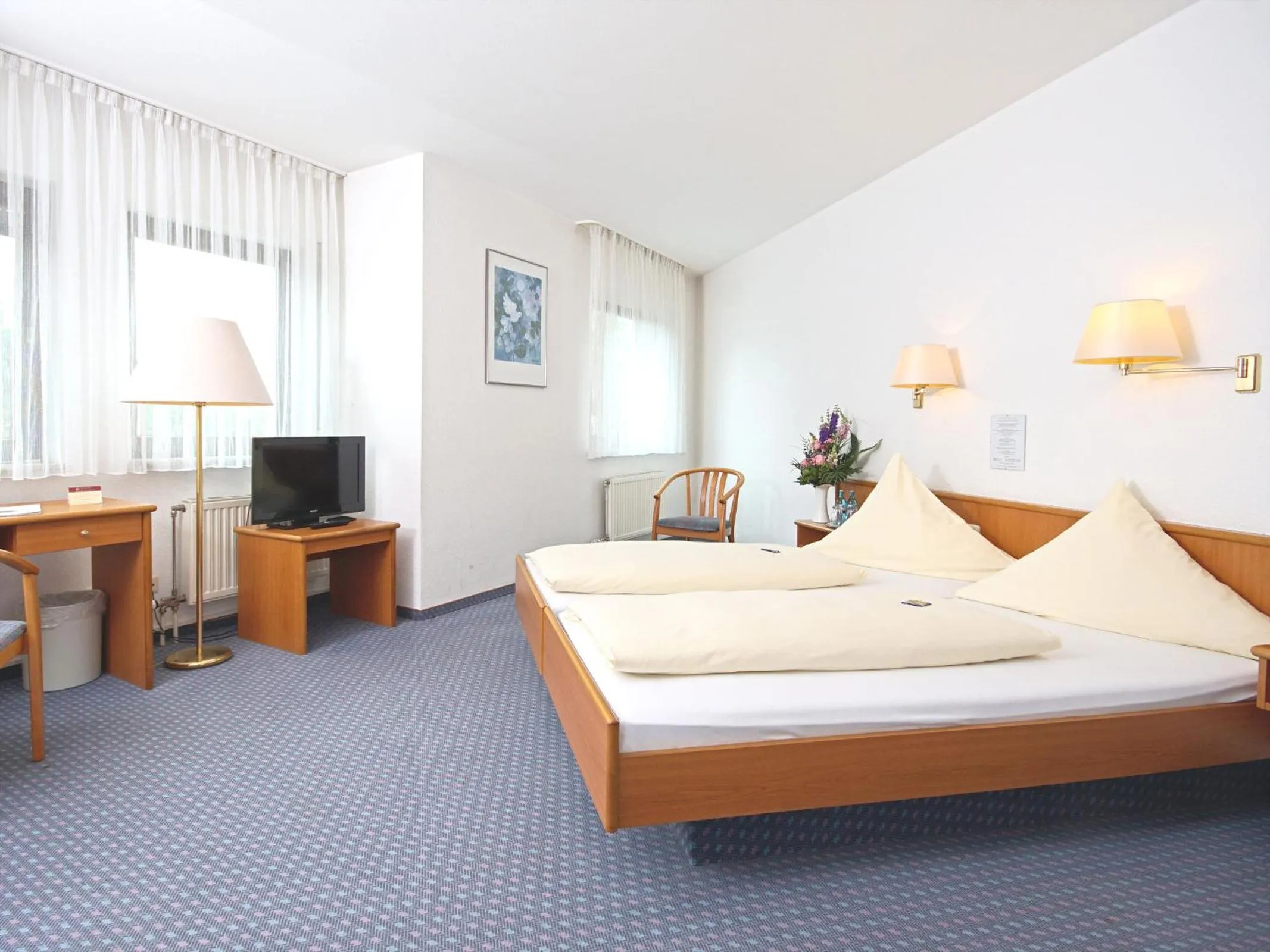 Photo of the whole room, Bed in City Hotel Mark Michelstadt