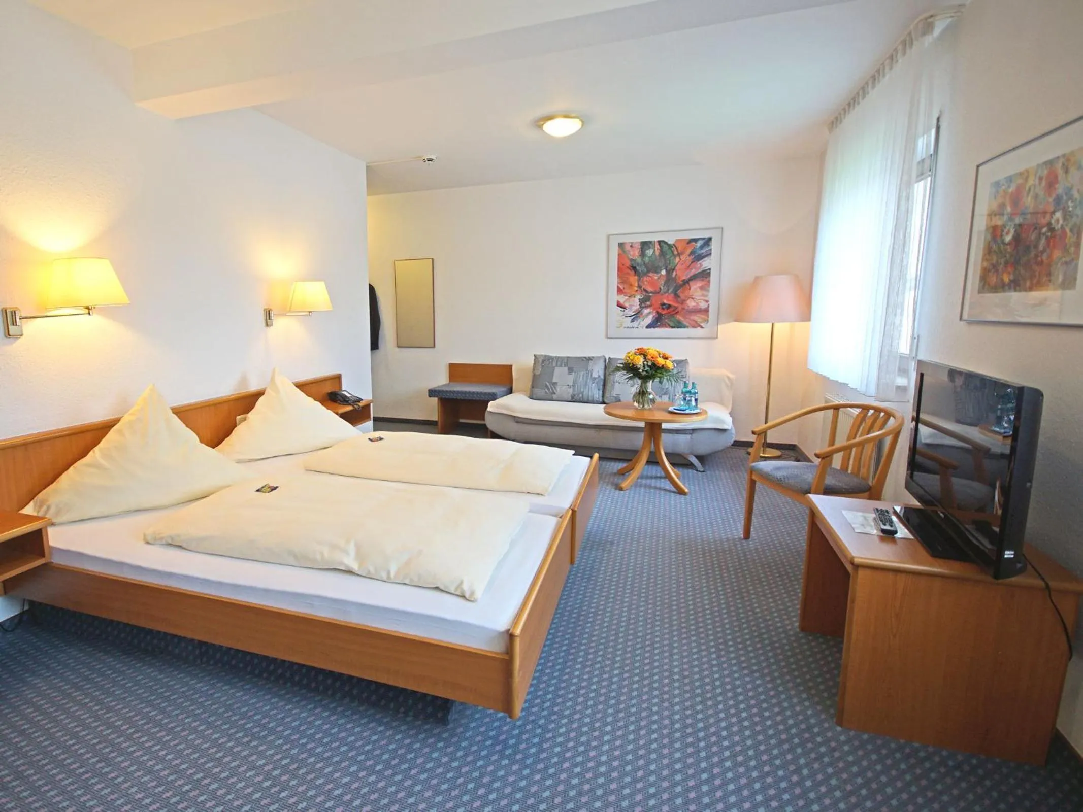 Photo of the whole room, Bed in City Hotel Mark Michelstadt