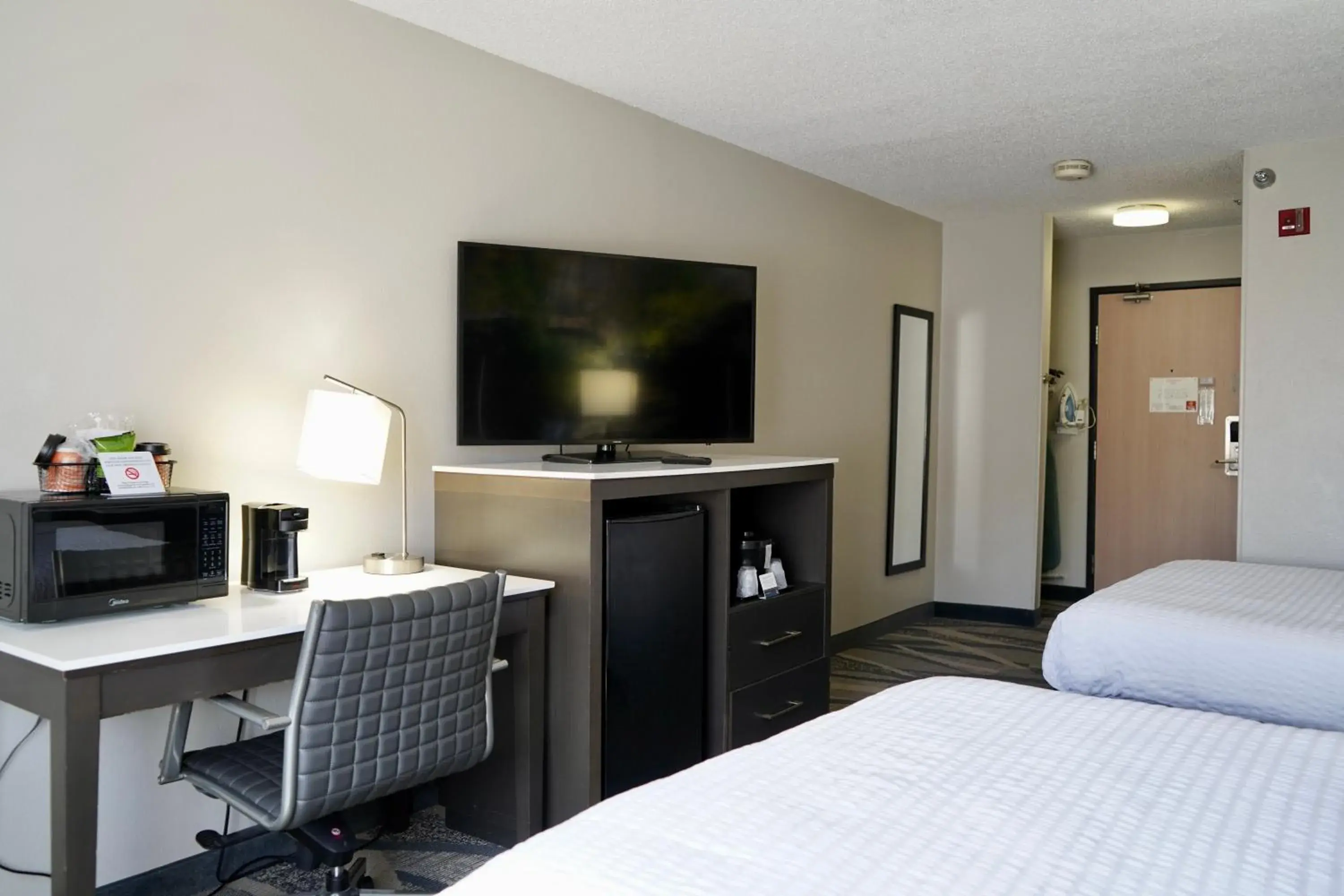 Bedroom, Bed in Clarion Inn Fairborn - Dayton near Wright Patterson Bedroom, Bed in Clarion Inn Fairborn - Dayton near Wright Patterson