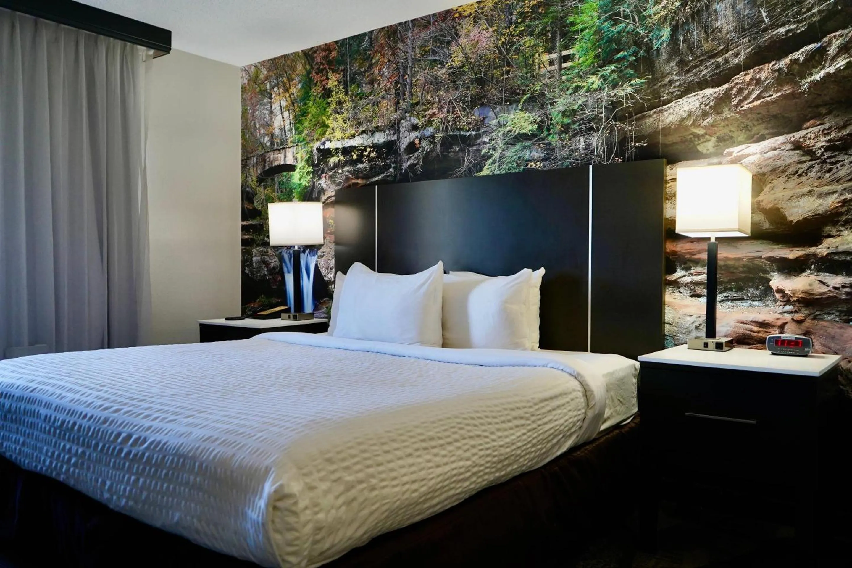 Bedroom, Bed in Clarion Inn Fairborn - Dayton near Wright Patterson