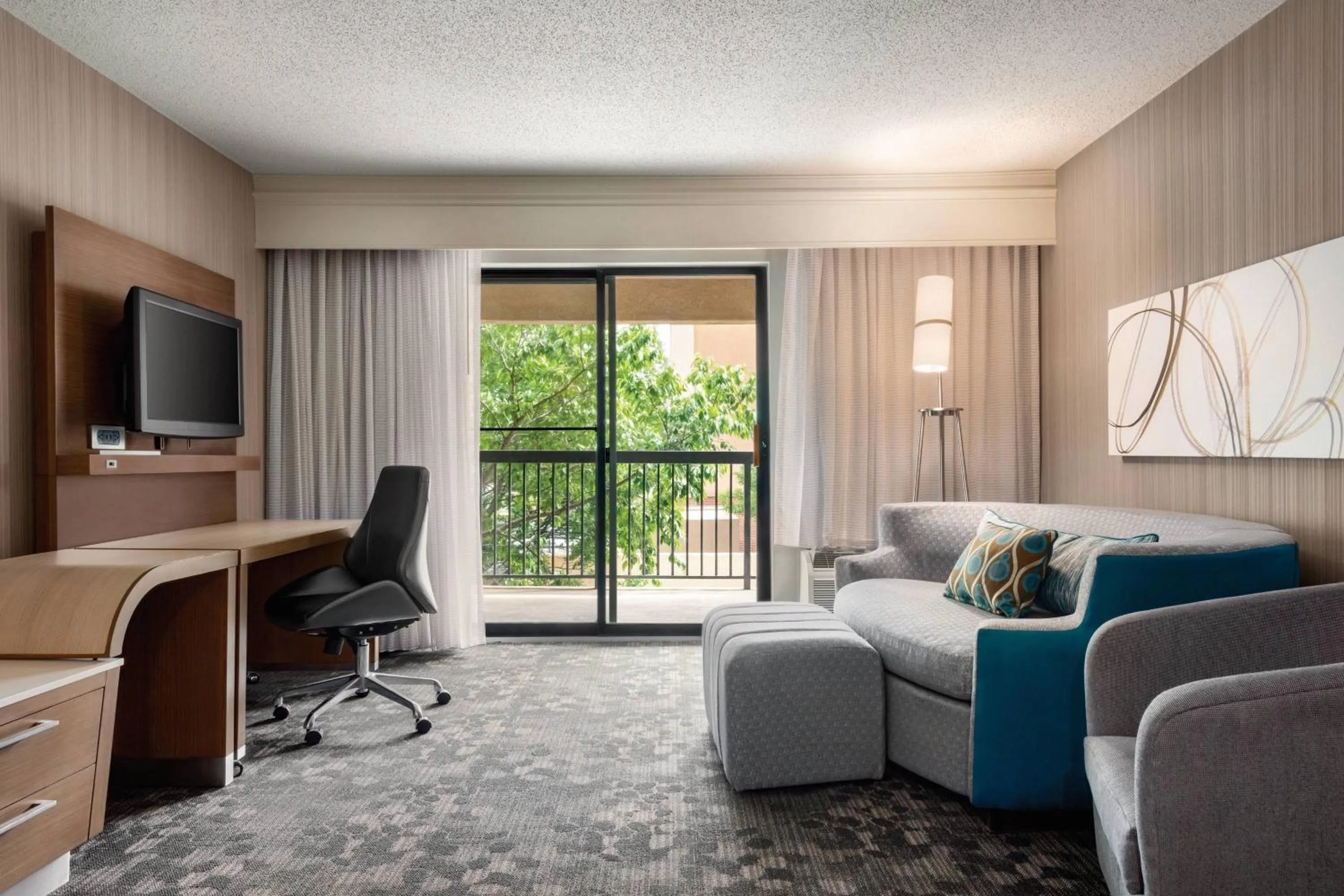 Living room in Courtyard by Marriott Dayton North