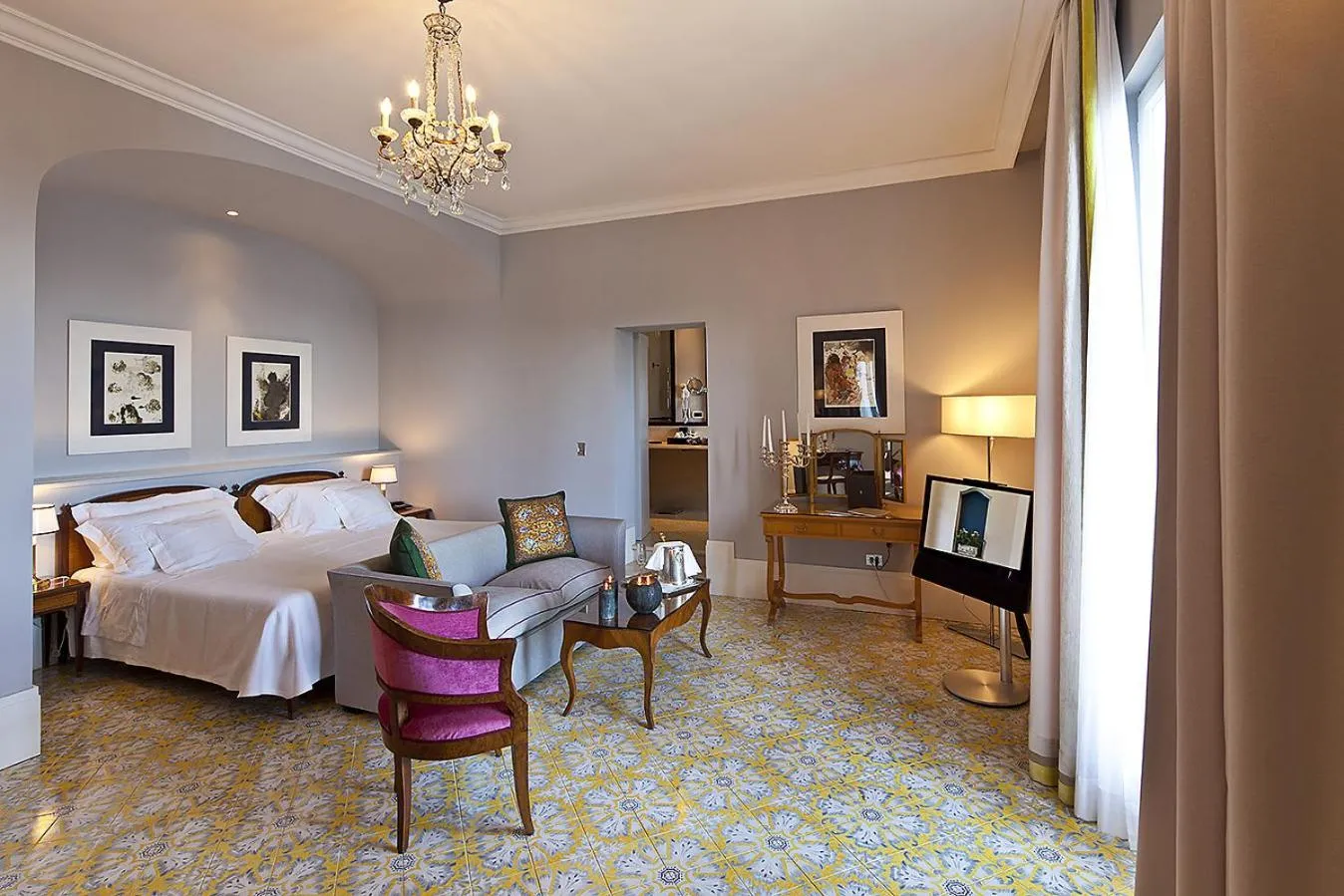 Bed in Regina Isabella-Resort Spa Restaurant