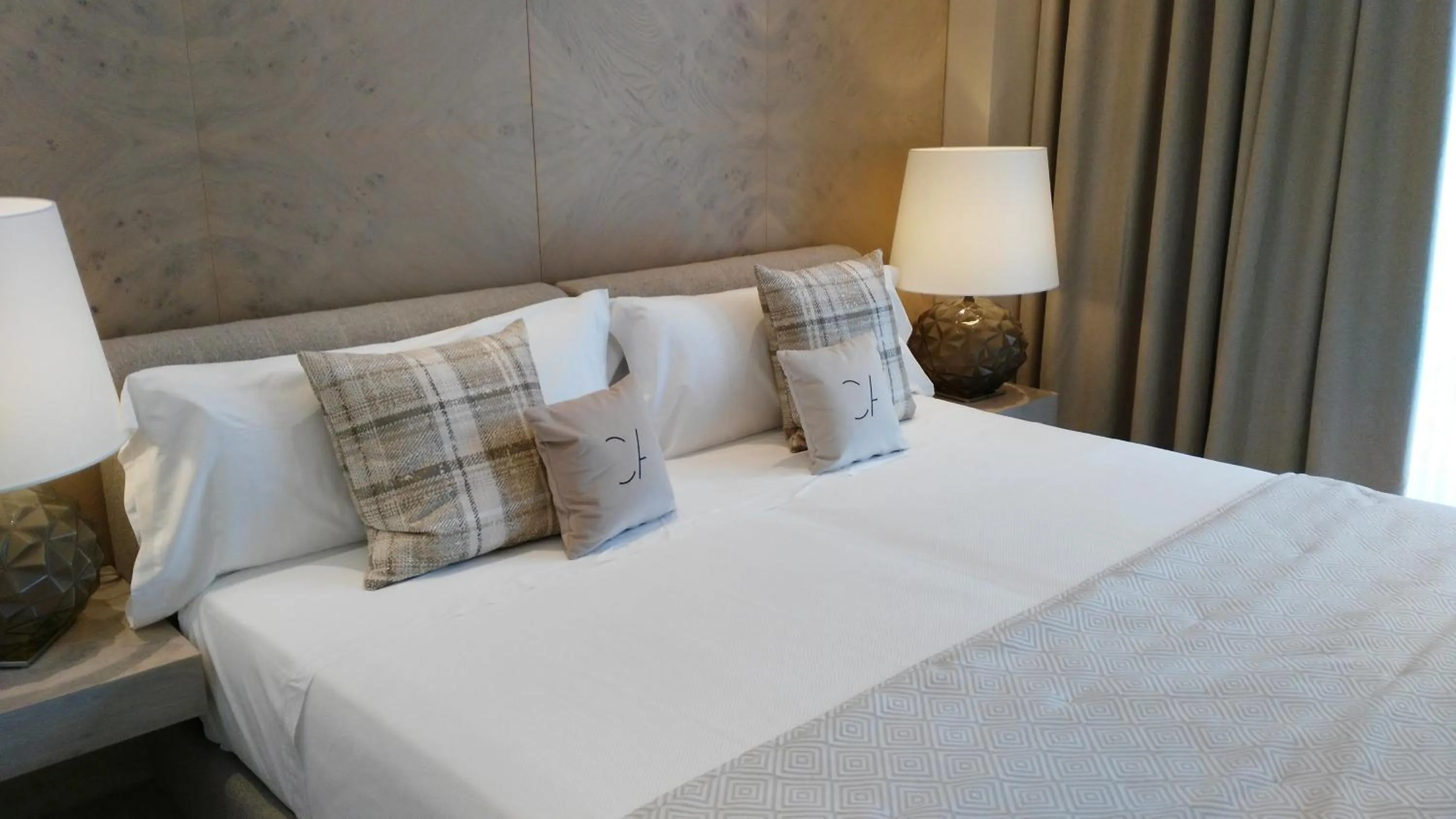 Decorative detail, Bed in Cosmo Apartments Platja d&#x27;Aro