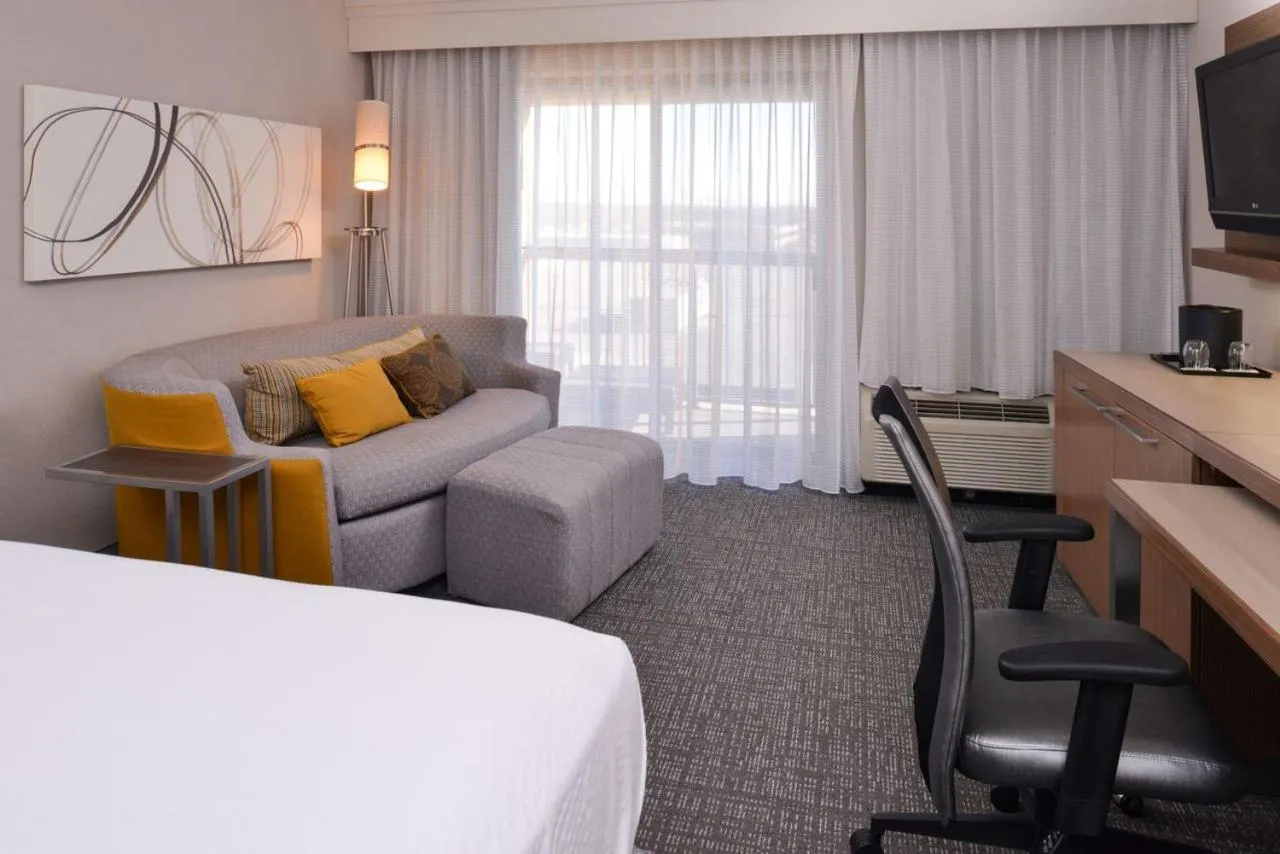 Bed in Country Inn & Suites by Radisson, Brown Deer - Milwaukee North