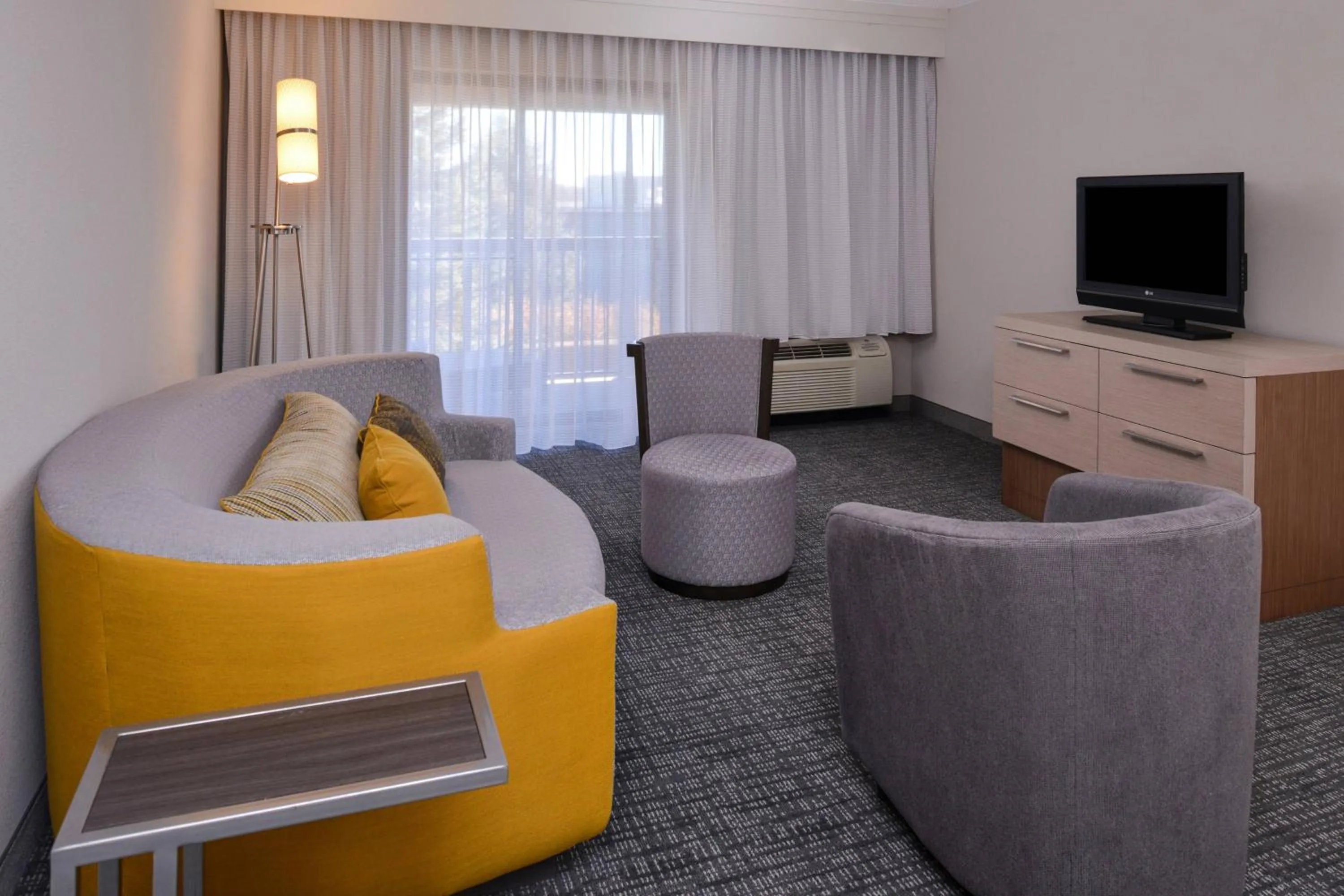 Bedroom in Courtyard by Marriott Milwaukee North/Brown Deer