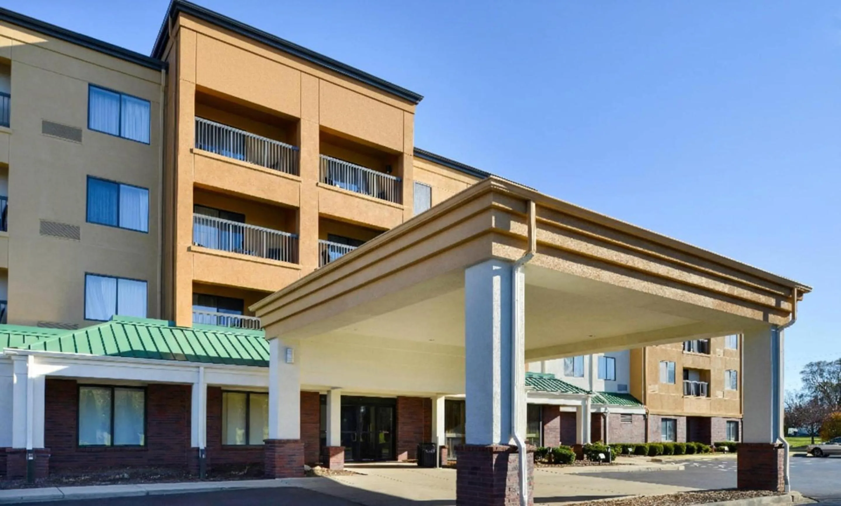 Property building in Country Inn & Suites by Radisson, Brown Deer - Milwaukee North