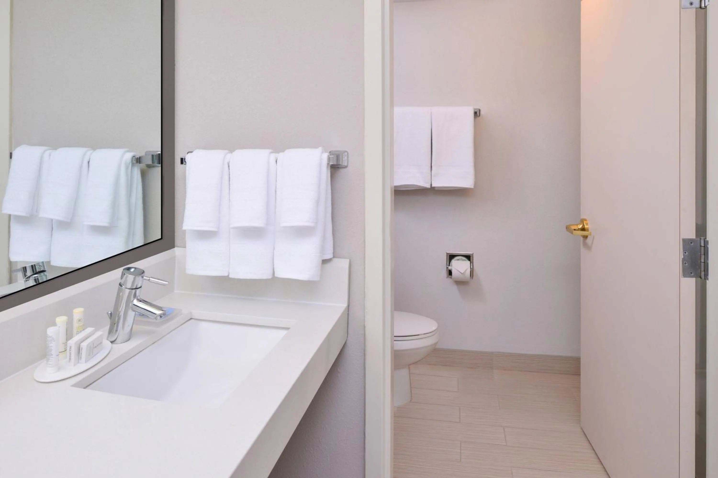 Bathroom in Courtyard by Marriott Milwaukee North/Brown Deer