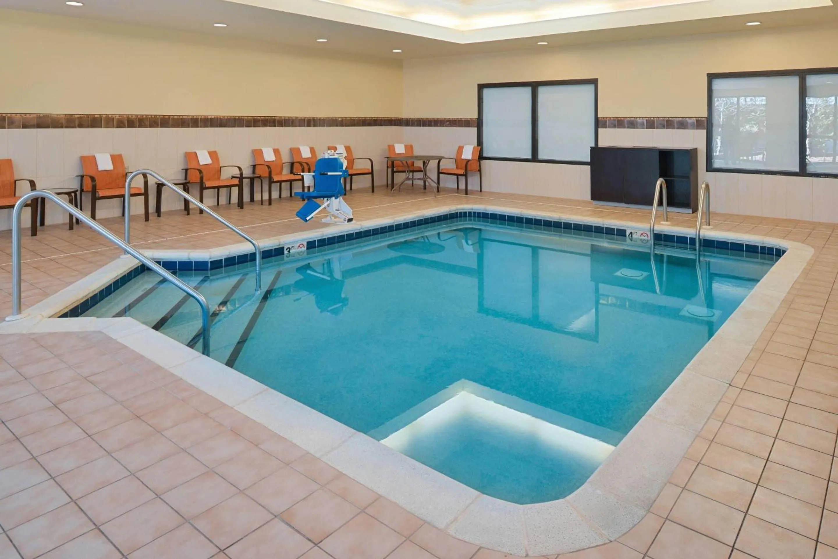 Swimming pool in Country Inn & Suites by Radisson, Brown Deer - Milwaukee North
