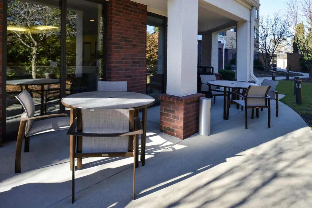 Patio in Country Inn & Suites by Radisson, Brown Deer - Milwaukee North