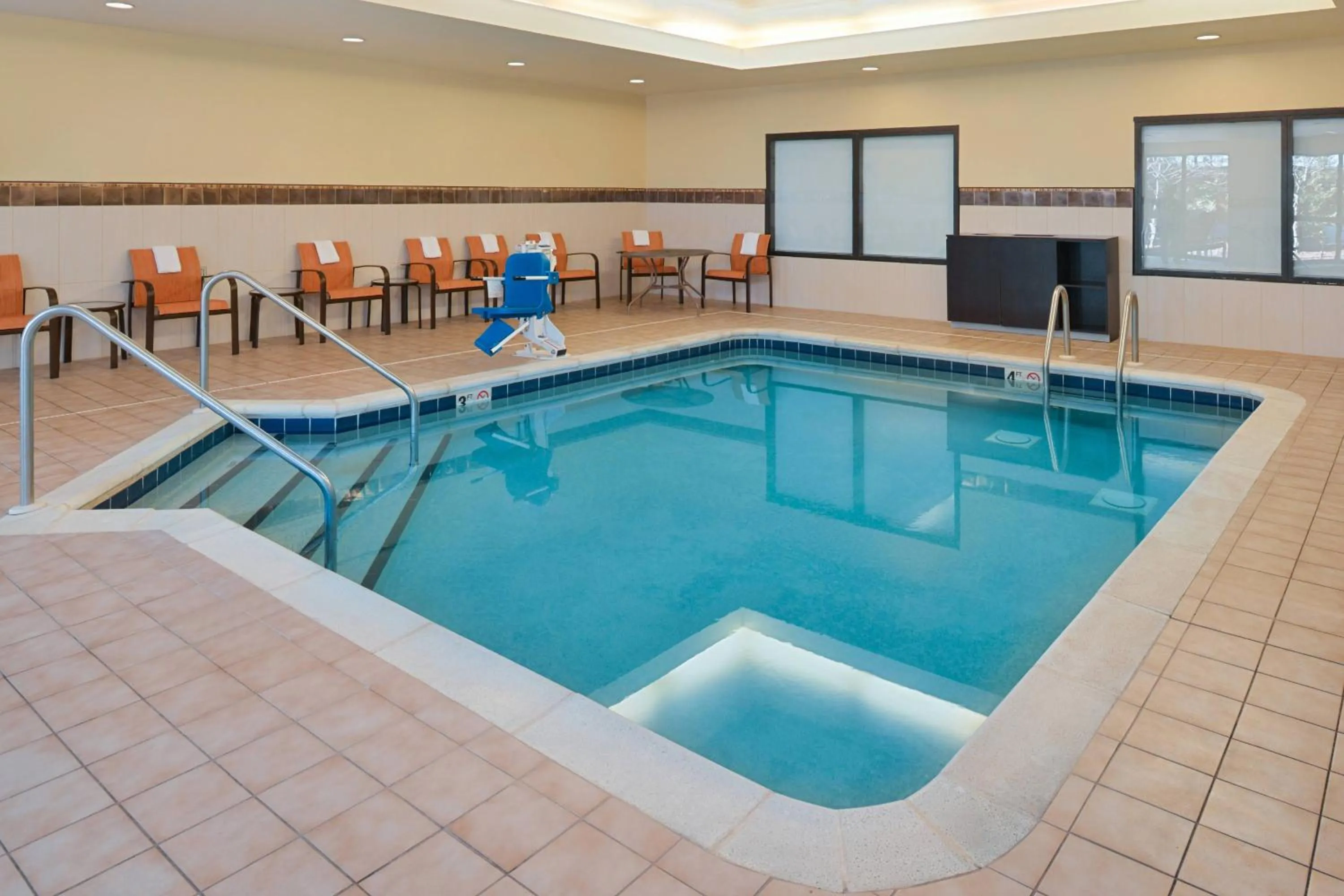 Swimming pool in Courtyard by Marriott Milwaukee North/Brown Deer