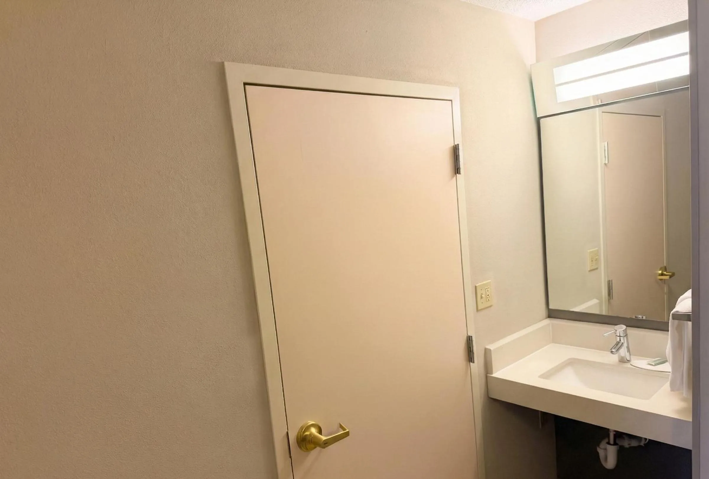 Bathroom in Country Inn & Suites by Radisson, Brown Deer - Milwaukee North