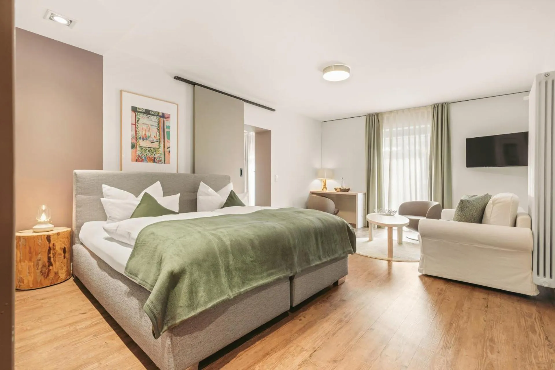 Living room, Bed in Hotel Villa Lago