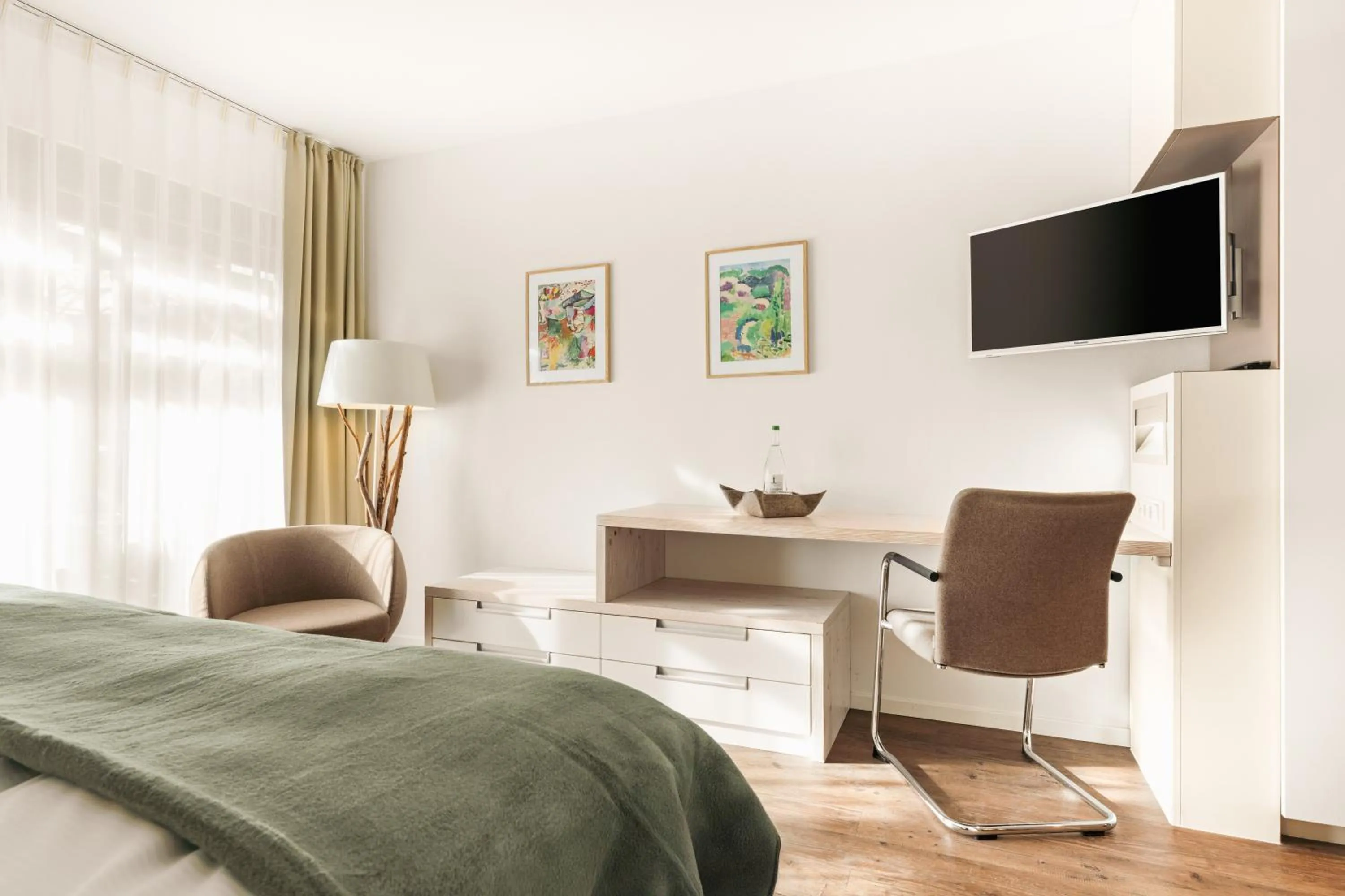 Living room, Bed in Hotel Villa Lago