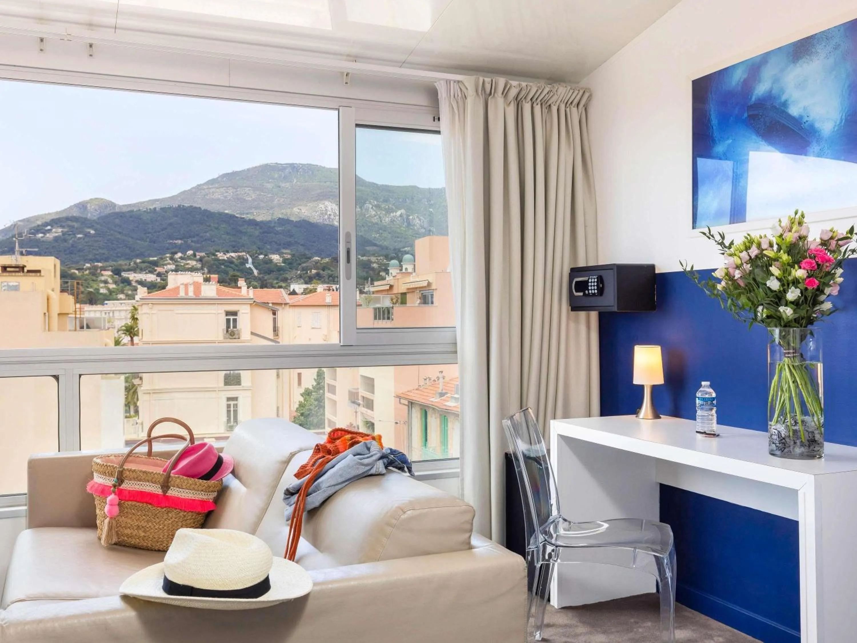 Bedroom in Ibis Styles Menton Centre