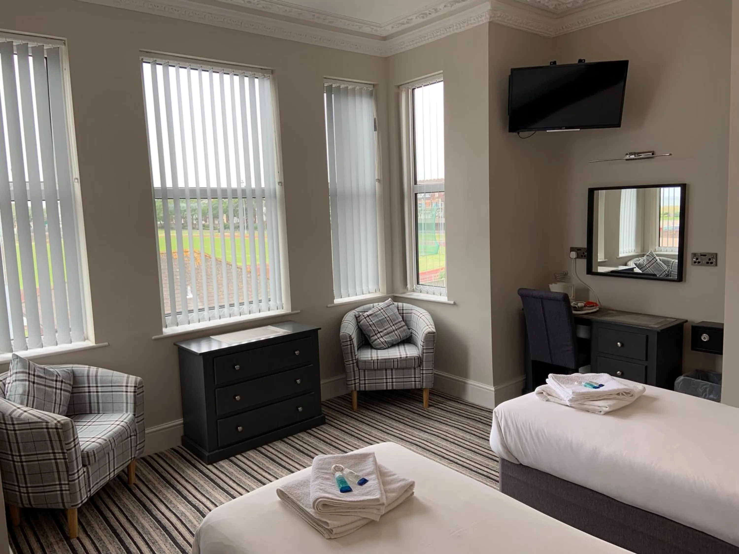 Twin Room with Shower in Arona Guest Hotel