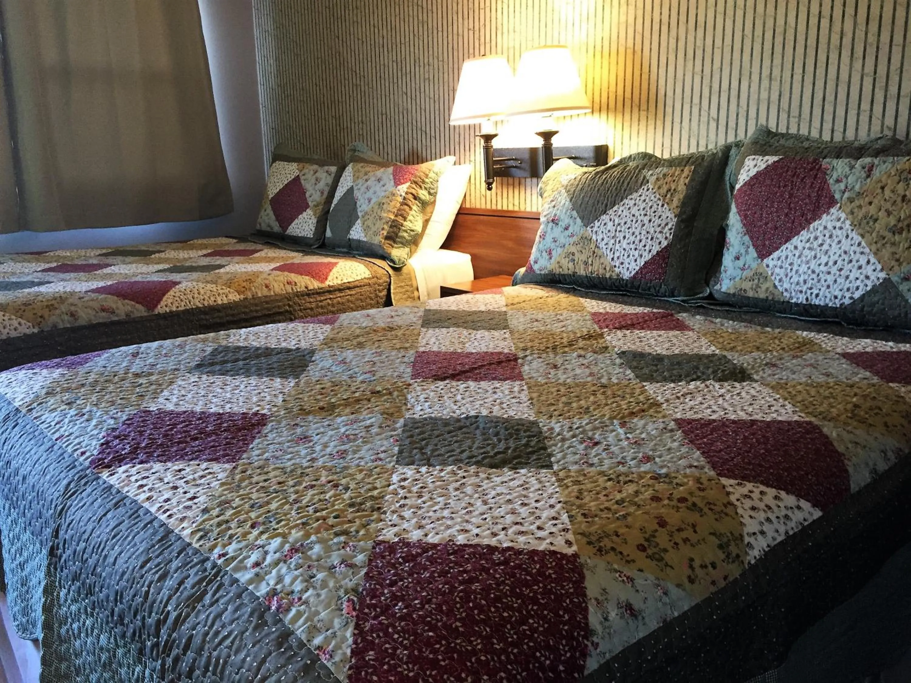 Photo of the whole room, Bed in Sharon Motel