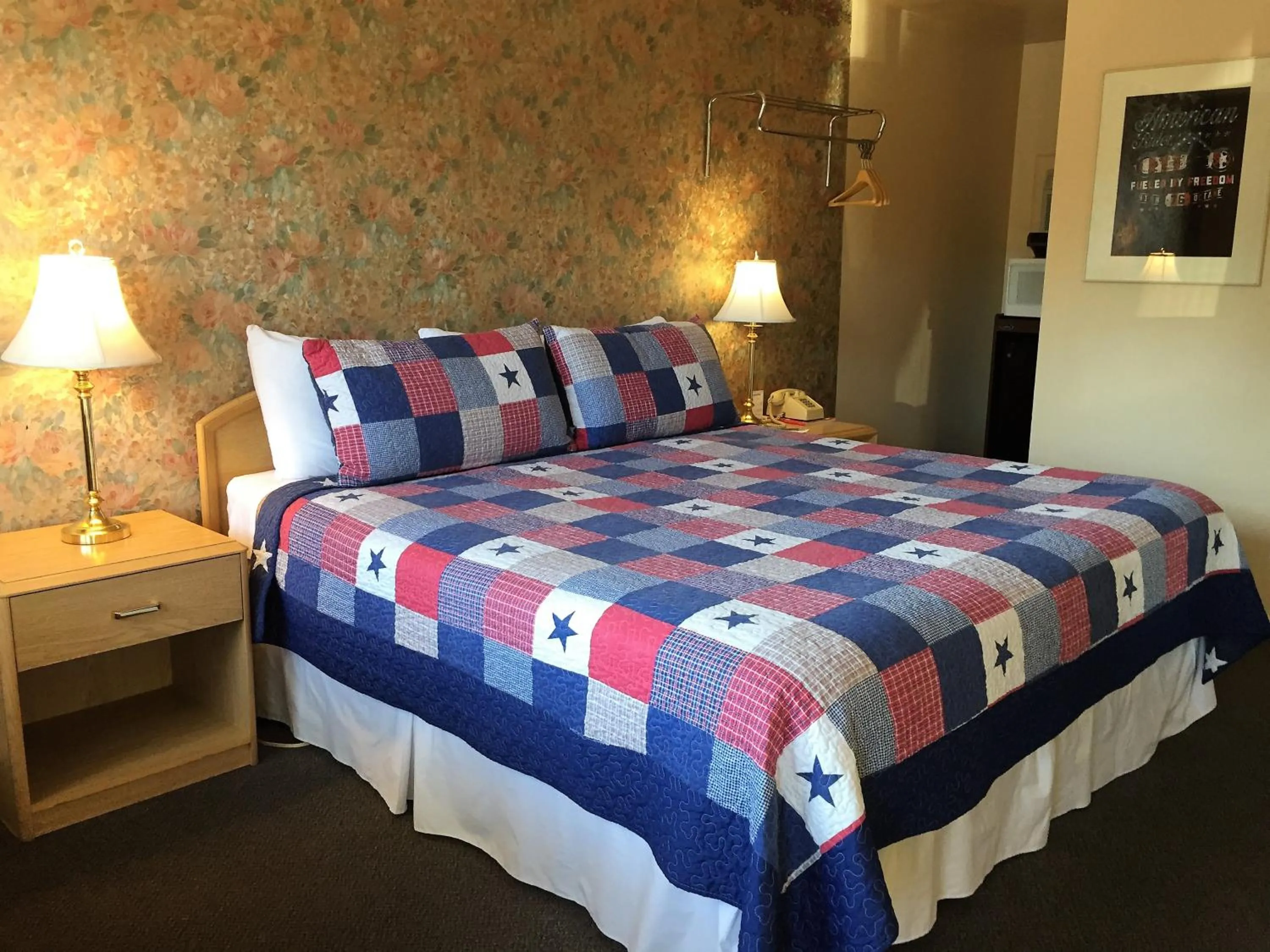Photo of the whole room, Bed in Sharon Motel