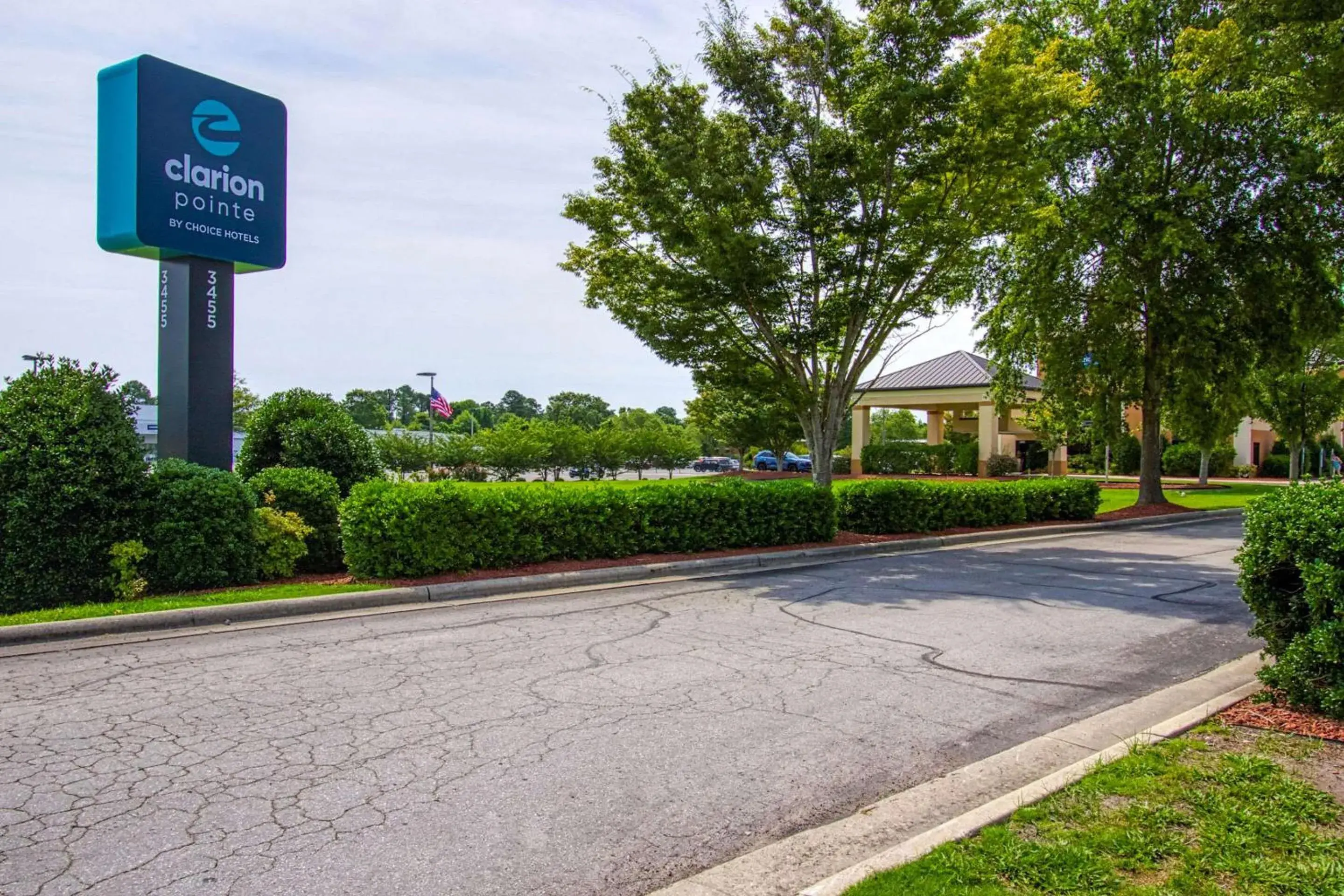 Property building in Clarion Pointe New Bern Property building in Clarion Pointe New Bern