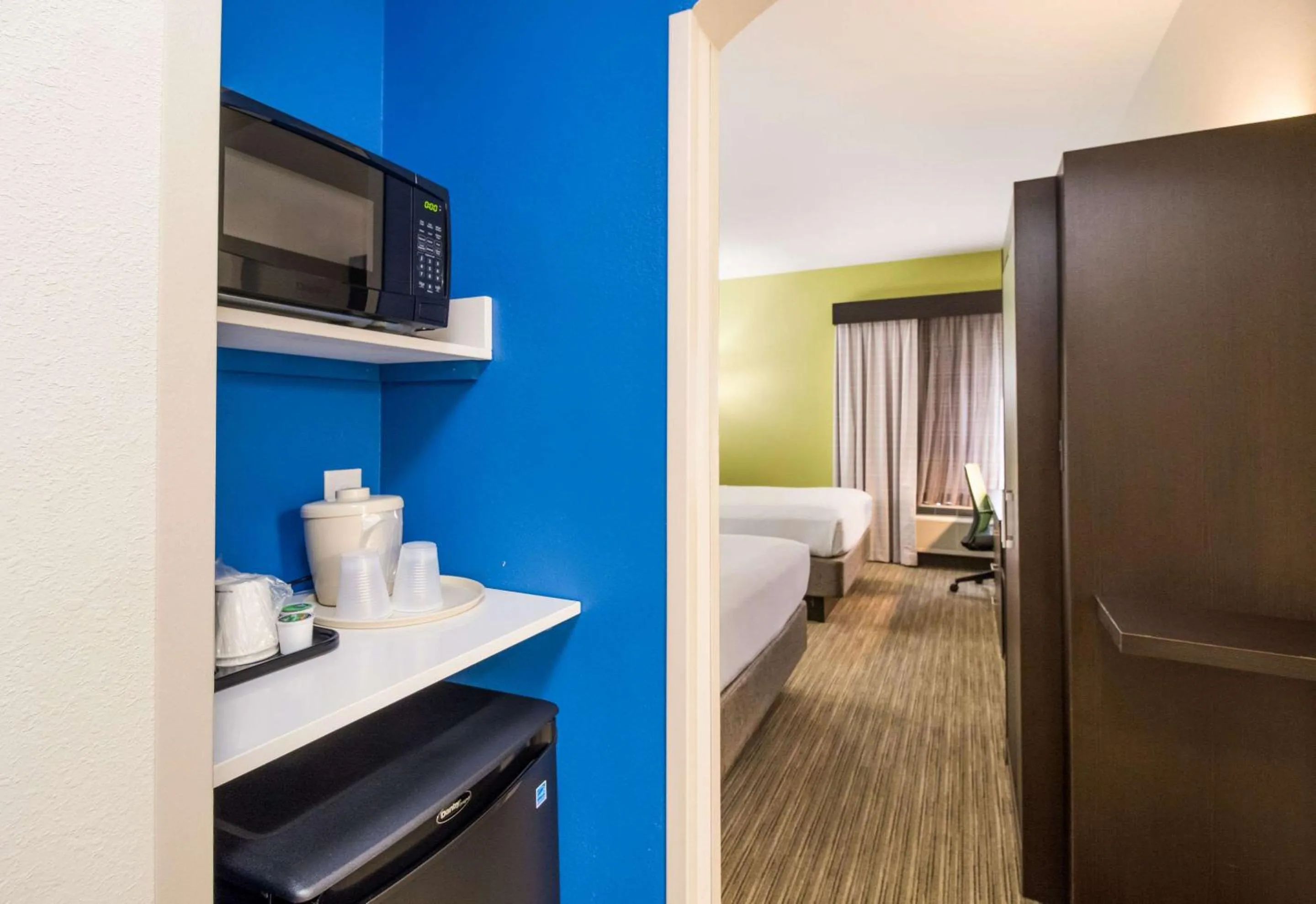 Photo of the whole room in Clarion Pointe New Bern